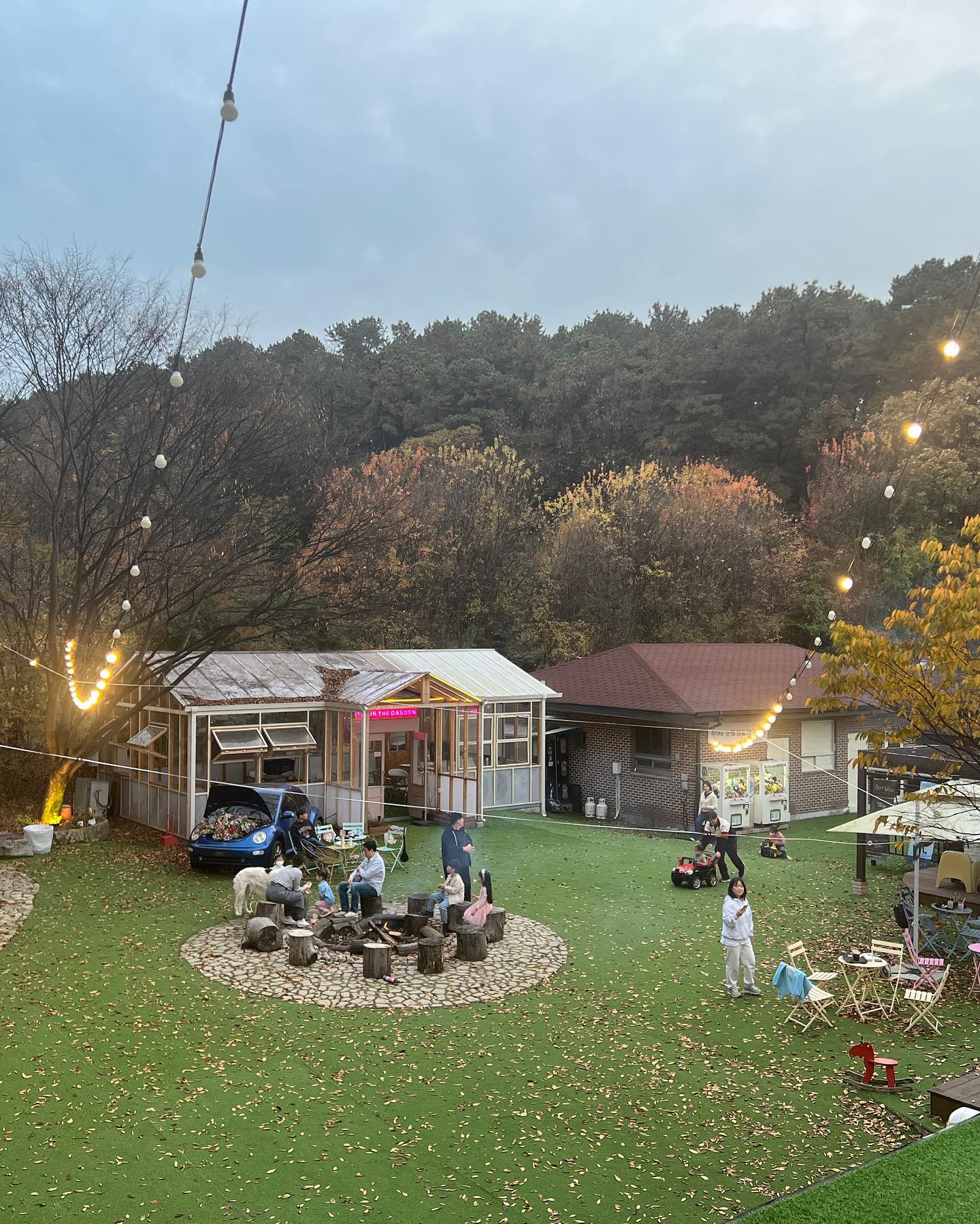 이렇게 좋은 카페라니!
용인 및 경기도 남부 #키즈프렌들리카페 
#펫프렌들리카페 찾으신가면 강추예요! 

📍 #남사커피 namsa_coffee 

✔️통창 너머로 #창리저수지 뷰 멋들어짐 
✔️2층 단독 건물 & 널찍한 감성 인테리어 
✔️아이와 잔디밭에서 뛰어놀기 가능
✔️ #상주견있음 
상주하는 보더콜리 4마리, 토끼 2마리 있음
동물 좋아하는 아이들이 반해버림 
✔️ #애견동반카페 
강아지와 잔디밭 및 실내에서 놀기 가능
✔️ 야외에서 불멍 가능 
장작에 구워 먹는 고구마와 마쉬멜로우를 판매함 

마쉬멜로우 먹고 싶다~~~
노래하는 아이가 있다면
방문해서 구워 드세요ㅎㅎㄹㅎ

혼자 가서 #저수지뷰 보면서 여유롭게 작업하고 싶은 곳. 
미니도 다시 다서 와플 먹고 고구마 먹고 싶다고ㅎㅎ
내년에 좀 따수워지면 재방문 하려구요!

#용인카페 #용인카페추천 #남사카페 #아이와카페 #용인아이와가볼만한곳 #야외카페 #불멍카페 #cafeinkorea #yongincafe