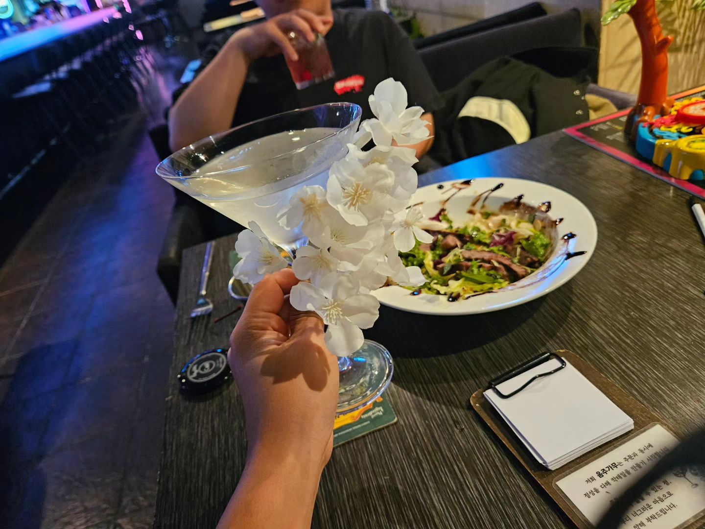 이런 칵테일바는 못참지

코로나때 참 아쉽게 문닫은 집들이 많아서 슬펐던 한해가 있었다...ಥ_ಥ

그 와중에도 술찌지만 술을 사랑하는 내게 너무나 소듕했던 술집

(비록 너무 바빠서 자주는 못갔지만...)

#무제한칵테일바 중에서 개인기준으로 원탑이라고 생각하는 #음주가무 #시그니처칵테일 부터 대중적인 칵테일까지...

진짜 부천에서 놀만한 술집 없냐고 하면 칵테일 극혐하는 사람만 아니면 자신있게 추천하고 직접 데려가고 싶은 곳

#부천칵테일 #부천역칵테일바 #심곡동칵테일 #심곡칵테일바 #부천데이트 #부천술집 #부천분위기좋은 #예쁜칵테일 #다트칵테일 #심곡칵테일 #심곡놀만한곳 #심곡동놀만한곳 #맛있는칵테일 #칵테일램 #칵테일 #술램 #맛램 #먹램