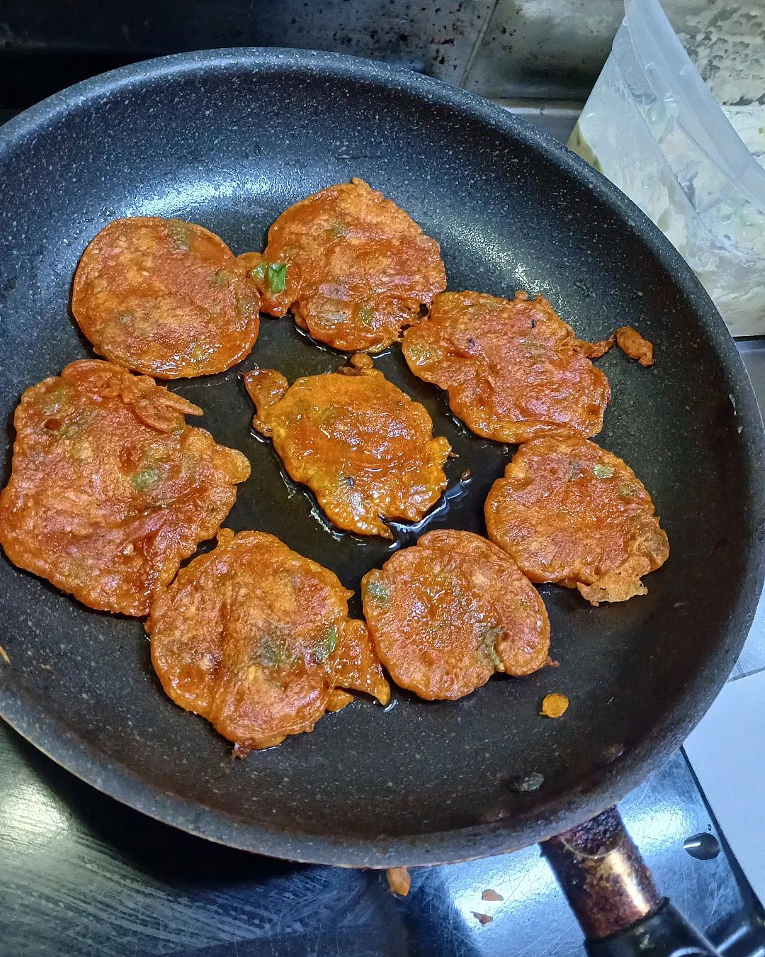 #집밥 #장떡 #전맛집

장마가 시작되었습니다🌧 장마는 고개를...🤣
모든지 적.당.히가 좋으니까 일도 돈도 못 벌게 하는 비도 적.당.히 왔으면 좋겠습니다😟
비 오는 날에는 전이랑 동동주 아닌가요🤤

저는 전 중에 장떡을 제일 좋아합니다☺️
장떡 아시나요?😋 고추장+된장 섞어서 만드는 존맛탱구리구리 전입니다🤤 엄마께서 제가 좋아한다고 만들어 주셨습니다👍👍
오랜만에 바로 한거 먹으니까 둘이 먹다 셋이 죽어도 모르겠더라고요😍