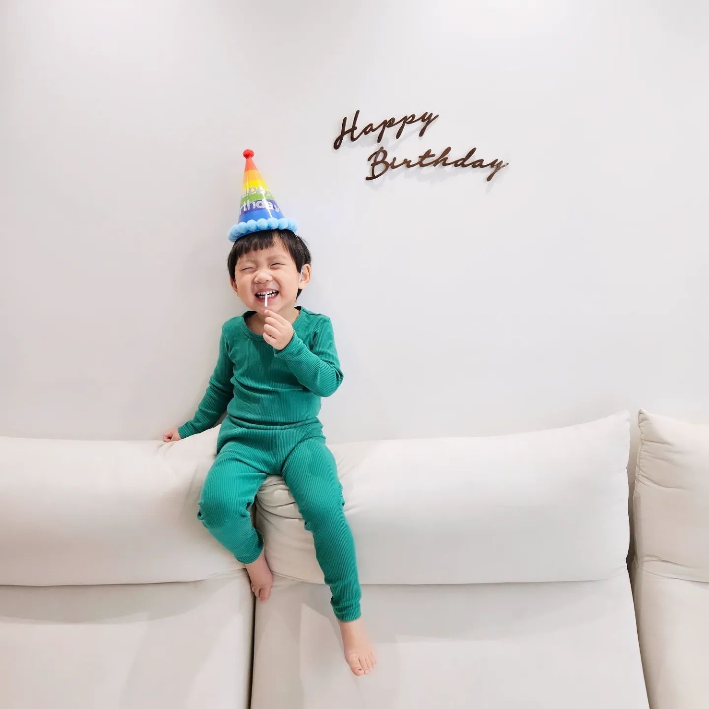 사진한장 찍는데 협조 안하는 😭 
🍭 사탕만 먹고 먹튀 !!
겨우 사진 건짐 ㅎㅎ 
나중에 생일사진 없다하기 엄끼!!
.
#둘째 #세돌 #사진 #사탕 먹튀 #아들사진 #아들램 #아들육아 #육아일상 #육아소통