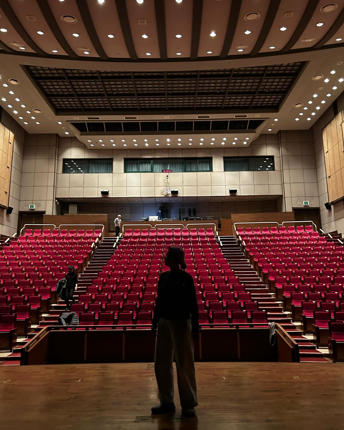 2023.11.24 🎭
극단 ‘동선’의 단원이 되어 올린 첫 공연 ‘가족사진’이 막을 내렸습니다 :) 
첫 작품을 좋은 선배님들, 선생님들과 작업할 수 있어서 너무 감사한 시간들이었습니다 🥹..
용인까지 진짜 먼 길이었을텐데 와준 언니 오빠 친구들 그리구 못온다구 선물 보내쥬고 카톡으로 응원해준 모두 다 넘 고마어 🩷... 
그리고 유경아, 행복해야해 !
