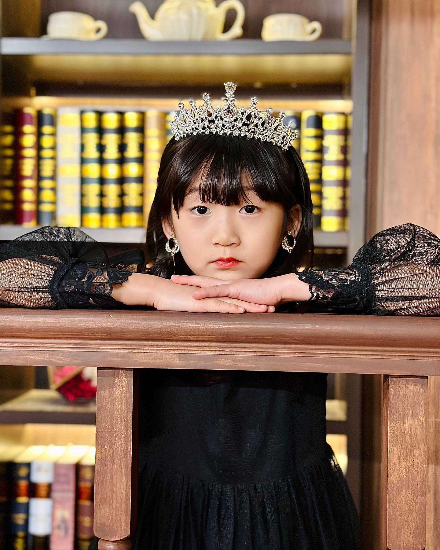 앤틱한 느낌 한가득 풍기는
#플랑스튜디오 에서 예쁜 사진 찍고 왔어요
스튜디오가 찐 고급져서 블랙원피스 하나만으로도 분위기 찐찐 이죵

또 가고 싶은 곳~

plan.studio_

✅ 서울 서초구 언남10길 17 지하1층 플랑 스튜디오
✅ 24시간 운영 (연중무휴)
✅ 1시간 대관 (1~3명) 40,000원

💌 초대해주신 2anbly 고맙습니당❤️

서연이 왕관은 ribbo_nnia

#앤틱스튜디오 #빈티지스튜디오 #서재스튜디오 #유럽풍스튜디오 #강남스튜디오 #딸키우는재미 #딸바보엄마 #엄마표스냅 #아이폰사진