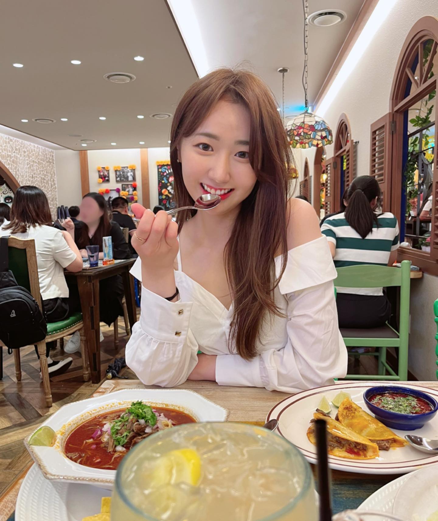 #광고

디즈니 애니메이션 ‘코코’가 떠오르는, 음식도 분위기도 모두 맛집이었던 슈가스컬 센트럴시티점✨ 사실 멕시칸음식이 조금은 생소해서 입맛에 맞지 않을까 걱정했는데, 정말 너무너무 맛있게 먹고 왔어요〰️ 또 매장 곳곳에 포토스팟이나 볼거리가 가득해서, 데이트코스로 제격일 것 같은 느낌>< 고속터미널, 혹은 고터 파미에스테이션 맛집 찾고 계신다면 슈가스컬 한번 꼭 들러보시길 추천드립니당😽

#고터맛집 #슈가스컬 #고터 #고속버스터미널 #타코 #타코맛집 #멕시칸 #서울맛집 #멕시칸음식