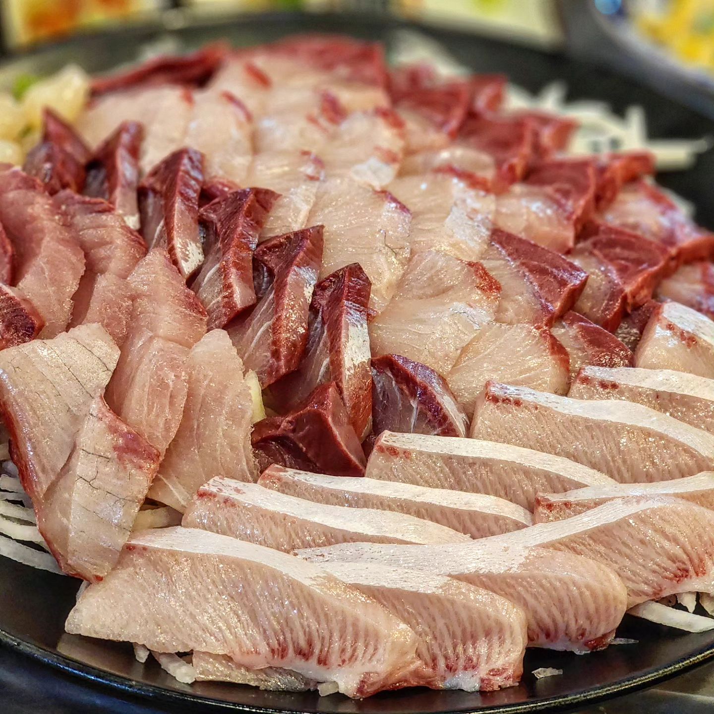 🩷영식이네 수산🐟 #내돈내산

🥕어제 외식으로 방어회를 먹었습니다~~ 6만원에 3인분이 나왔는데 신선도가 대박!!! 윤기가 좌르르 흐르면서 보자마자 순삭 해버렸네요~~

🥕첫 입은 기름장에 찍어서 본연의 맛을 즐기고 두 번째는 막장과 와사비 올려서 김에 싸먹고!!다양하게 먹을 수 있으니 먹는 즐거움이 두 배였습니당❤️😆

🥕마무리는 역시 매운탕이죠~~라면사리 넣어서 국물이랑 먹으니 얼큰하면서 속이 풀리니 또 한 잔 안할 수가 없더라구요~~😊🩷

🥕밑반찬도 맛있고 모든 게 다 만족스러웠던 곳이었습니다~😍

🥕정신없이 먹느라 사진도 잘 못찍었어용🤣

🥕먹으면서 행복함을 감출 수가 없었네요ㅎㅎ

🥕소주도 뿌시고 방어회도 뿌셨던 하루!!!
맛도리 방어회가 너무 맛있었어요~~❤️👍

👉오시는 길: 충남 논산시 시민로132번길 36-6

#맛집추천 #논산맛집 #논산핫플 #먹스타그램 #충남맛집 #방어회
#논산횟집 #술안주 #횟집추천 #먹부림 #맛집스타그램 #건양대맛집 #건양대근처맛집