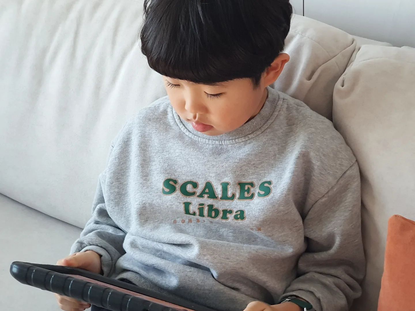 #협찬 #epic #에픽 #영어도서관
겨울방학 때 부터 집중듣기를 시작하려고 생각하던 차에 만난 영어도서관 앱 에픽! 한 달 정도 활용해보니 완전 마음에 든다👍
일단 이용자를 여러명 등록할 수 있어서 첫째, 둘째 둘 다 수준에 맞게 이용할 수 있고, 정말 다양하면서도 재미있는 원서들이 많아서 돌아다니면서 원서 구경하는 것만으로도 배부른 느낌😍
.
손가락으로 책을 짚어가며 음원을 듣지 않아도, 영상에 보이는 것처럼 딱 해당되는 단어가 속도에 맞게 커지면서 읽어주니 수준이 높은 책들 집중듣기 용으로도 딱 좋고👌 쉽고 재미있는 책들도 생생한 bgm과 함께 정확한 발음, 억양으로 읽어주니까 책의 재미에 푹 빠져서 실력을 쌓기에도 너무 좋다❤️
.
책을 읽은 뒤에 퀴즈를 맞추면서 이해력과 성취감도 높이고, 책을 읽고 별을 받아서 buddy를 부화시키거나 여러 뱃지를 받는 등 보상 시스템도 딱 아이 취향이라 너무너무 재미있게 에픽하는중😊
방학을 맞아서 화상영어도 시작하고, 집중듣기도 시작하고 영어리딩도 늘려가며 영어에 조금 더 집중할 계획인데, 실력을 함께 끌어 줄 보조선생님을 잘 만난 것 같아서 넘 만족스럽다👍👍👍
.
.
#영어도서앱 #영어교육앱 #초2영어 #겨울방학 #초등영어 #초등영어앱추천 #온라인영어도서관