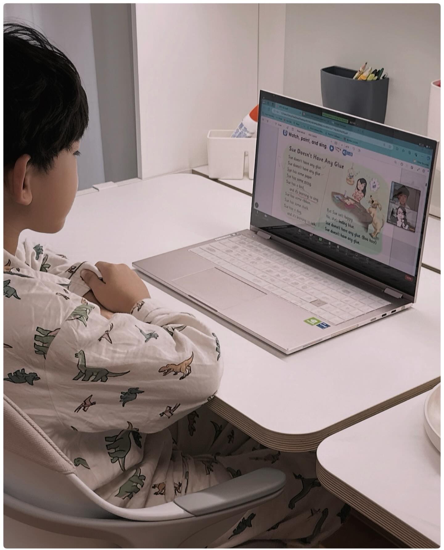 #협찬
3학년이 되니 마냥 놀리기만 했던 방학에도 계획 있는
학습이 필요함을 느낀다 다행히 영어에 관심이많고 재
미를 느끼기에 시작한 나우 잉글리쉬 필리핀 화상영어

테스트를 시작으로 아이의 레벨에 맞게 1:1필리핀원어
민으로 수업이 진행되며 북미권 강사와 고민이 되었지
만 발음이나 피드백 부분에서 마음에들고 가성비 꾸준
한 노출도 좋은방법인것 같다 방학처럼 시간이 여유로
울때에는 지정된 수업이 있는것도 좋고 수업30분전에
는 안내문자가 오는것도 아주 만족스럽다 

24년에는 1월말까지 3달이상 등록시, 한달을 더 주는
프로모션도 진행중이라 방학에 일대일 영어 회화가 필
요한 성인, 주니어에게 추천하고 싶다

🏷️나우 잉글리쉬 (화상영어)

#화상영어 #영어회화 #1:1원어민영어 #성인영어회화 #주니어영어회화 #직장인영어회화 #초등화상영어 #나우잉글리쉬 #필리핀영어 #필리핀화상영어 #무료레벨테스트 #일대일영어회화 #줌화상영어 #가성비좋은화상영어