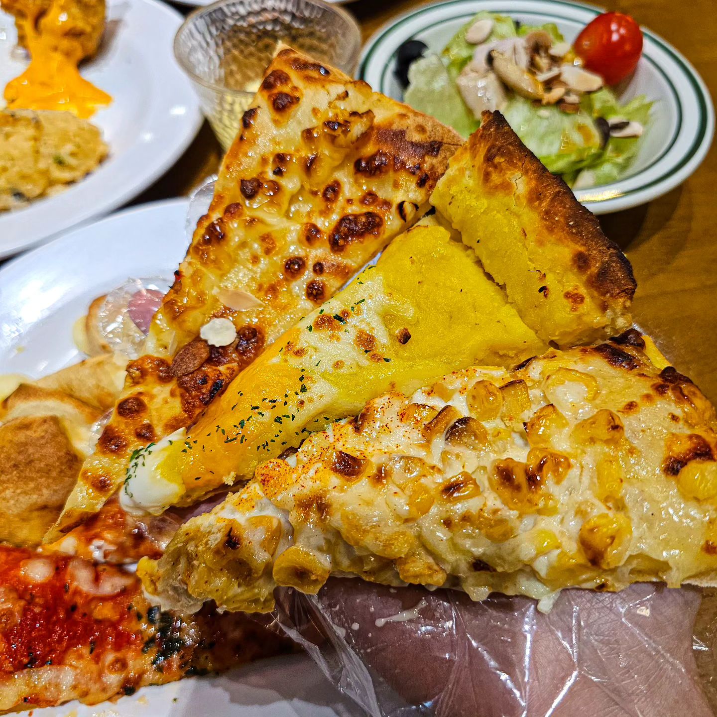 #협찬 세상의 모든 피자, 피자몰 (pizzamall.official )🍕

추억이 가득 담긴 피자몰 오랜만에 뿌시고 왔습니다

피자부터 치킨, 파스타 등 사이드 메뉴
그리고 디저트까지 풀코스로 즐기는데
이 가격이라니 가성비 갑

제 최애였던 옥수수 피자는 여전히 맛있고,
한 판 통째로 먹고 싶은 맛이었어요

📌신메뉴
4겹페퍼로니
아몬드크림치즈
포테이토 치즈바이트 (디너/주말 only)
할라피뇨마요치킨 (디너/주말 only)
로제크림넙적당면
콘크림스프
아이스뱅쇼
레트로케이크 (디너/주말 only)
체리초코브라우니 (디너/주말 only)
캐러멜초코칩아이스크림

📋 가격
✔️ 평일런치 (12,900원)
✔️ 평일디너 (15,900원)
✔️ 주말 공휴일 (17,900원)
.
.
#반포맛집 #고속터미널역맛집 #피자몰 #pizzamall #피자뷔페 #샐러드바 #포테이토치즈바이트 #4겹페퍼로니 #피자맛집 #먹스타그램