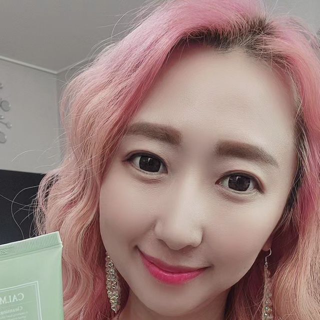 쩡이:D on Instagram: "#광고 #협찬 비건어스] 포레스트 카밍 클렌징폼 자극 없이 모공 속의 피지와 각질도 함께 씻어 내는 클렌징폼🧖‍♀️ 약알칼리성 클렌징폼이라 잔여감이 남지 않고 뽀득