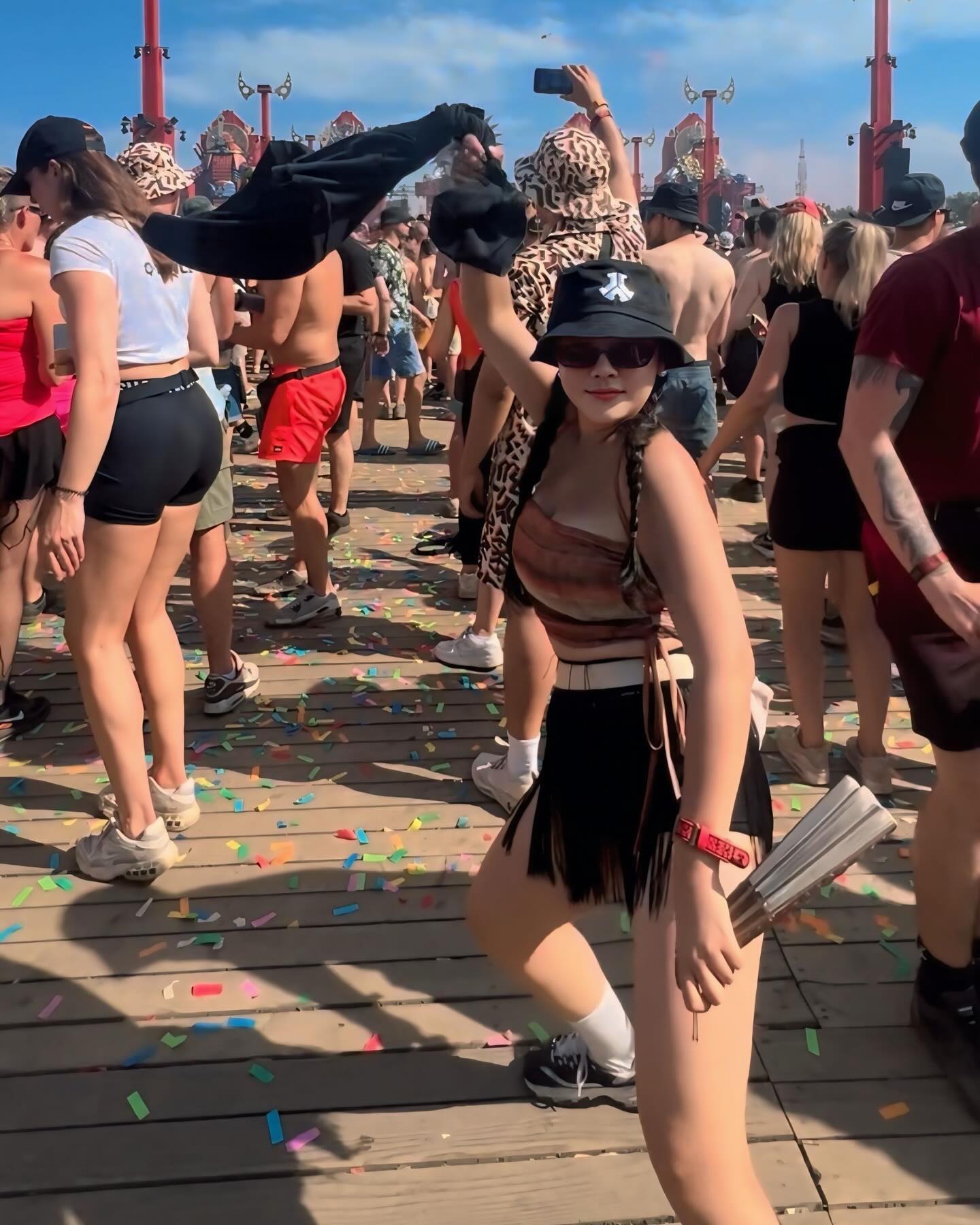 DAY TWO OF DEFQON1 ✌🏻🧡

가장 정신없고 에너지 방전된날 🪫
아침에는 Warrior Workout 한테 조져지고
오후에는 Power Hour 한테 조져지고
저녁에는 Ending Show 한테 조져짐

하지만 그만큼 신나고 그만큼 행복했던 2일차
뭐 하나라도 놓칠까, 눈에 담고 카메라에 담기 바쁜 하루였지만
데프콘 너란 애는 정말 어떻게 이럴수있지?

대망의 엔딩쇼는 눈물 와장창 입이 벌어지는 스케일
이런걸 도데체 또 어디가서 보냐구,, 최고야,,🎆
더 많은 영상은 유툽 기대하기!

오늘도 데프콘, 정말 사랑해 🫂❤️

📍 defqon1 , Netherlands 🇳🇱

#DEFQON1 #warriorworkout #weekendwarrior #festival
#데프콘원 #페스티벌 #유럽여행 #여행에미치다