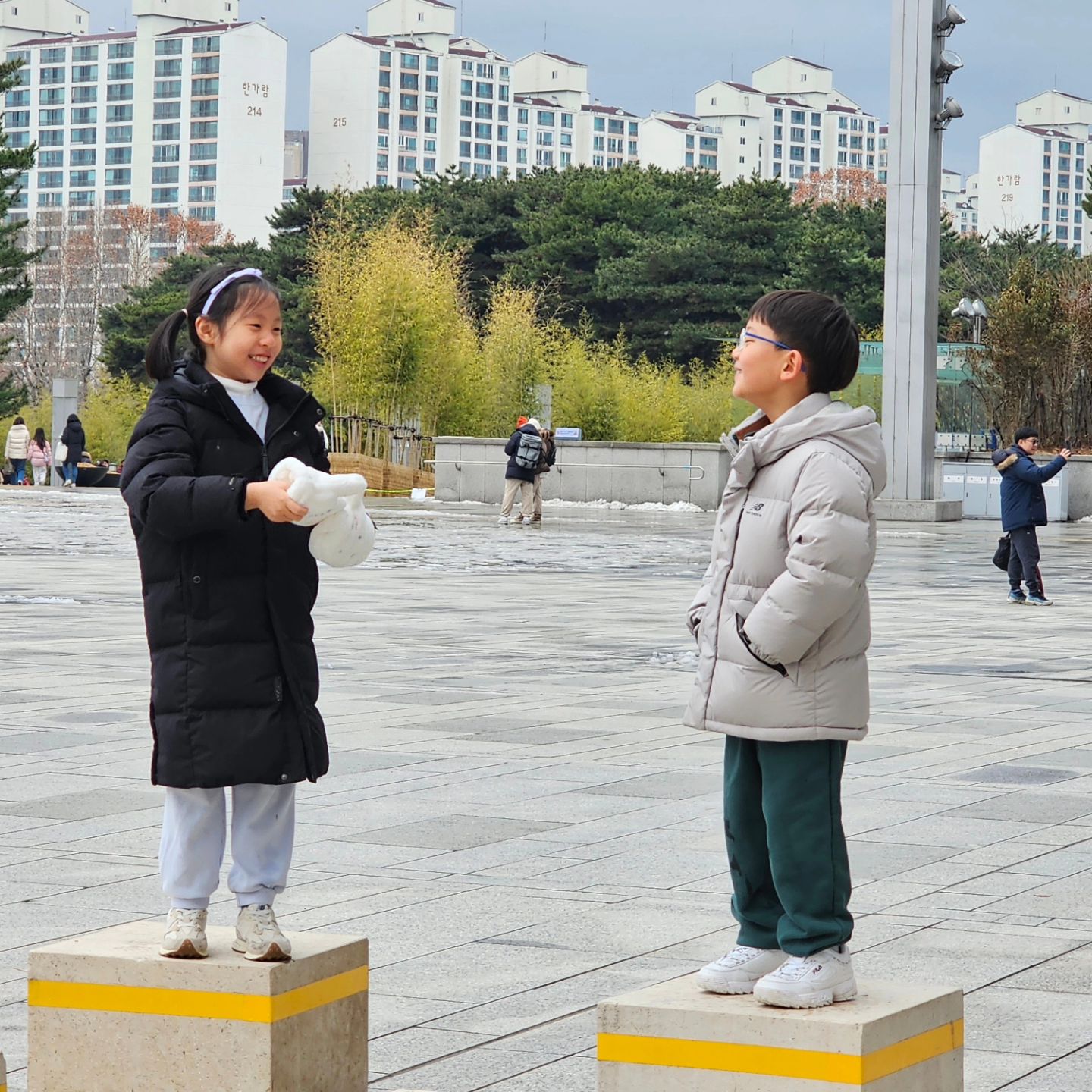 요즘들어 역사에 부쩍 관심이 많아진 서누
오랜만에 위례친구와 함께 한국사 수업 듣기
12월 마지막날을 국립중앙박물관에서 보내는구나
선사시대 2시간 수업이었는데 둘 다 수업도 잘 듣고
서누는 너무 유익하고 재밌는 시간이었다고ㅋㅋ
비파형동검을 실제로 봤다며 좋아하는 중
다음달엔 삼국시대 듣자
.
.
.
#오랜만에만남 #역사수업 #선사시대수업 #주말육아 #유익한시간 #즐거워 #12월마지막날 #재미있었다