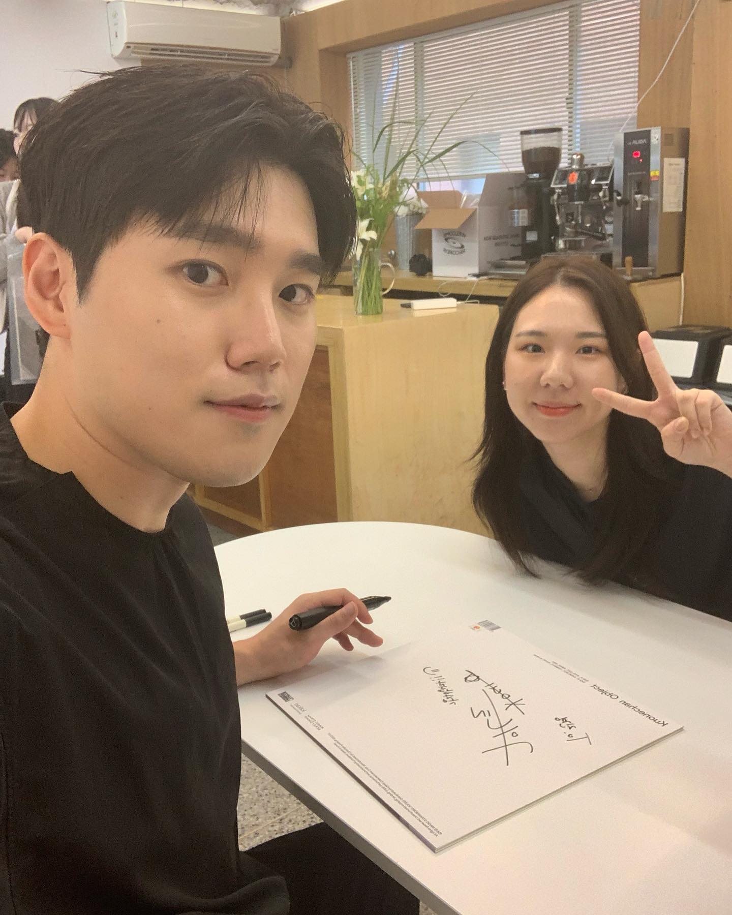 kuonechan LP 첫발매 기념 첫 팬미팅🖤

내 차례가 다가와 인사하자마자 “어 저 이름 알거같아요 진경 맞으시죠?”…
네 맞아요⸝⸝ʚ̴̶̷̆ ̯ʚ̴̶̷̆⸝⸝ (뚝딱) 이때부터 먼저 말문 터주셔서 원뚝딱이가 되부림ㅋ.. 

내 대학시절에 추억과 같은 원찬님 3학년때부터 시간날때마다 대전에서 서울까지 기차타고 공연보러오고 시즌이랑 겹쳐서 공연보지못하면 라방으로 엄청 투정부리고.. 그러면 그때마다 메달따라고 힘내라고 응원해주셨던 시절 많이 의지되고 노래로 위로도 받고 참 고마운 사람🥹🩵 

초장기시절 마지막사진으로 프사해서 남친으로 오해받으셨었는데 죄송해요 현재는 남친있지만 또 프사 할게요..(상현아 미안..🩵) 

이제 LP 플레이어만 사면 된다 열심히 돈 벌자 현생 화이팅🤍🤍🤍🤍🤍

+오늘 고생많으셨습니다. 늘 응원할게요 산요작티 캠코더 사진도 곧 기대해주세요🩷
