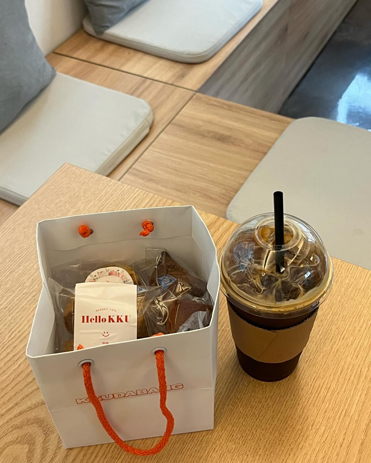 🧀꾸다방
꾸덕한 치즈케잌이 유명하다고 해서 꾸치초코, 휘낭시에, 사브레, 아아를 주문했어요. 아아는 고소한 원두에요! 전 고소한맛을 좋아해서 완전 취향저격ㅎㅎ. 사브레는 바닐라와 인절미 사브레를 주문했는데 모두 맛있더라구요~ 디저트들은 모두 글루텐프리라 밀가루 못드시는 분들도 먹기 좋을 것 같아요 저는 밀가루 처돌이인데도 불구하고 맛이 똑같더라구요?! (글루텐프리라고 해서 한번에 다먹은건 비밀) 마지막으로 꾸치초코는 얼렸다  살짝 해동해서 먹었더니 초코 아이스크림을 먹는거 같기도하고 이름처럼 정말 꾸덕해서 맛있었어요 다음에는 꾸치 흑임자맛도 먹어봐야 겠어요 !!

🧀꾸다방
주소 : 서울 마포구 연희로1길 51 2층 201호 꾸다방
#홍대입구디저트 #홍대연남동카페 #연남동디저트맛집 #홍대연남카페 #홍대입구역디저트
