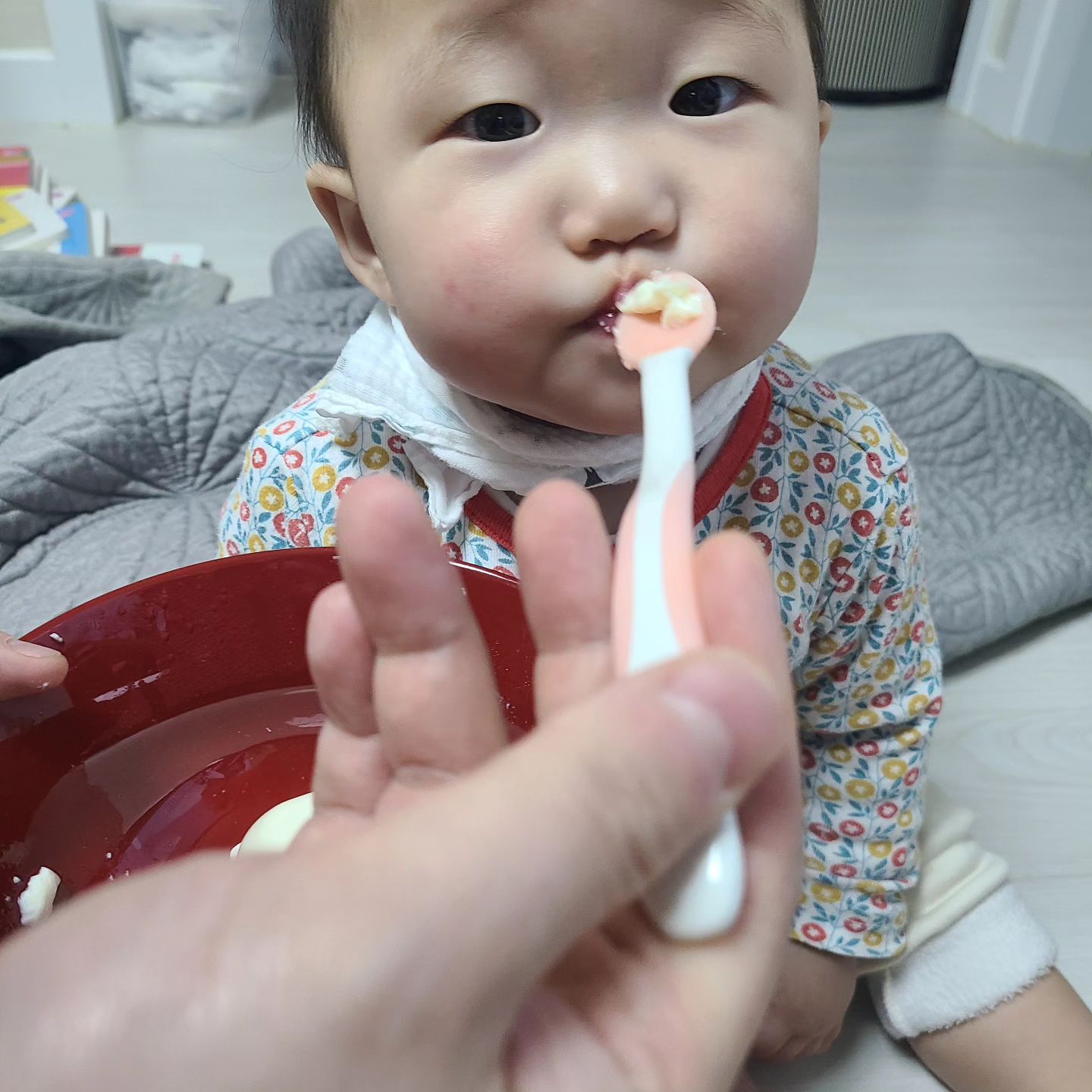 연두부 너무 맛잇써영
연두부 최공양 엄마아빵
왜 이제야 준고양~~~~하는 아율

#아기스타그램 #11개월아기 #👶🏻❤️