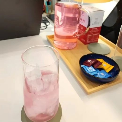 아로마터치 등관리를 했더니 하루 종일 살결에서 기분 좋은 아로마 향이났다 , 내 팔에 내 코를 뭍고 킁킁거려보기도 ~ 
섭취가 가능하고 임산부 케어로 쓰이는 다테오일을 무려 8가지 종류나 사용한 케어에 제대로 힐링하면서 전신순환했네 :) 
그간 아로마 오일은 많이 받아봤지만 이완, 항상, 진정, 활력 네단계로 빌드업된 구체적인 프로그램으로는 처음 접했다 
아로마를 좋아하는 나인지라 샵에 들어서는 순간부터 천연의 아로마 향을 맡으며 관리받고 나오는 시간까지 모두 힐링 자체더라 
👍🏻 #동탄아로마마사지 #동탄전신관리 #동탄피부관리 #테라피온 #협찬 이지만 #대박집발견 :)