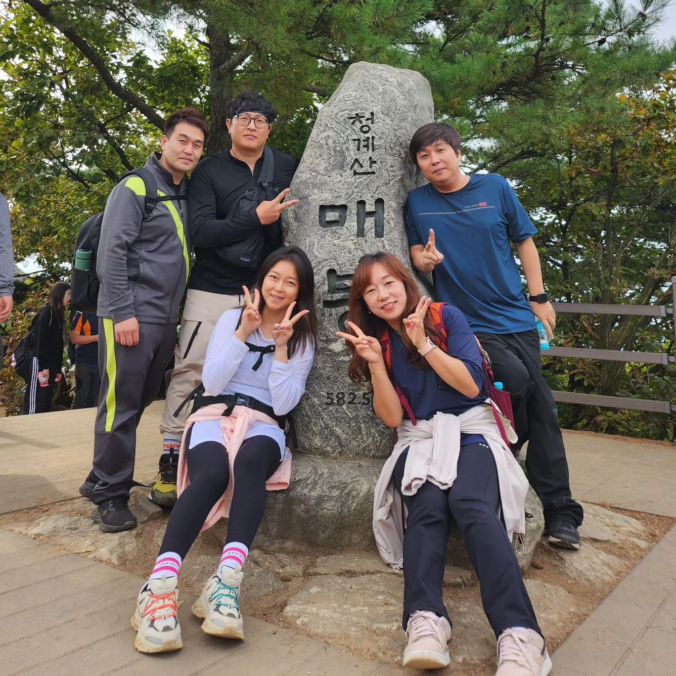 #등산 #가을등산 #청계산 #청계산매봉 #청계산계단지옥 #친구들과등산 #01등산 #성공적 #또가자
.
22년지기 대학동기들과 가을 산행.
처음부터 끝까지 계단이었던 청계산 ㅋㅋ
이렇게 자주 쉬면서 등산을 하다니..
우리 칭구들 체력 좀 기르자꾸나😆😆
더늙기전에 자주 놀러다니자 칭구들아❤️
.
.
.
#빠른산행후 #진짜목적은 #친목도모 #등산후낮술 #이재미로가는거지 #다음산은어디