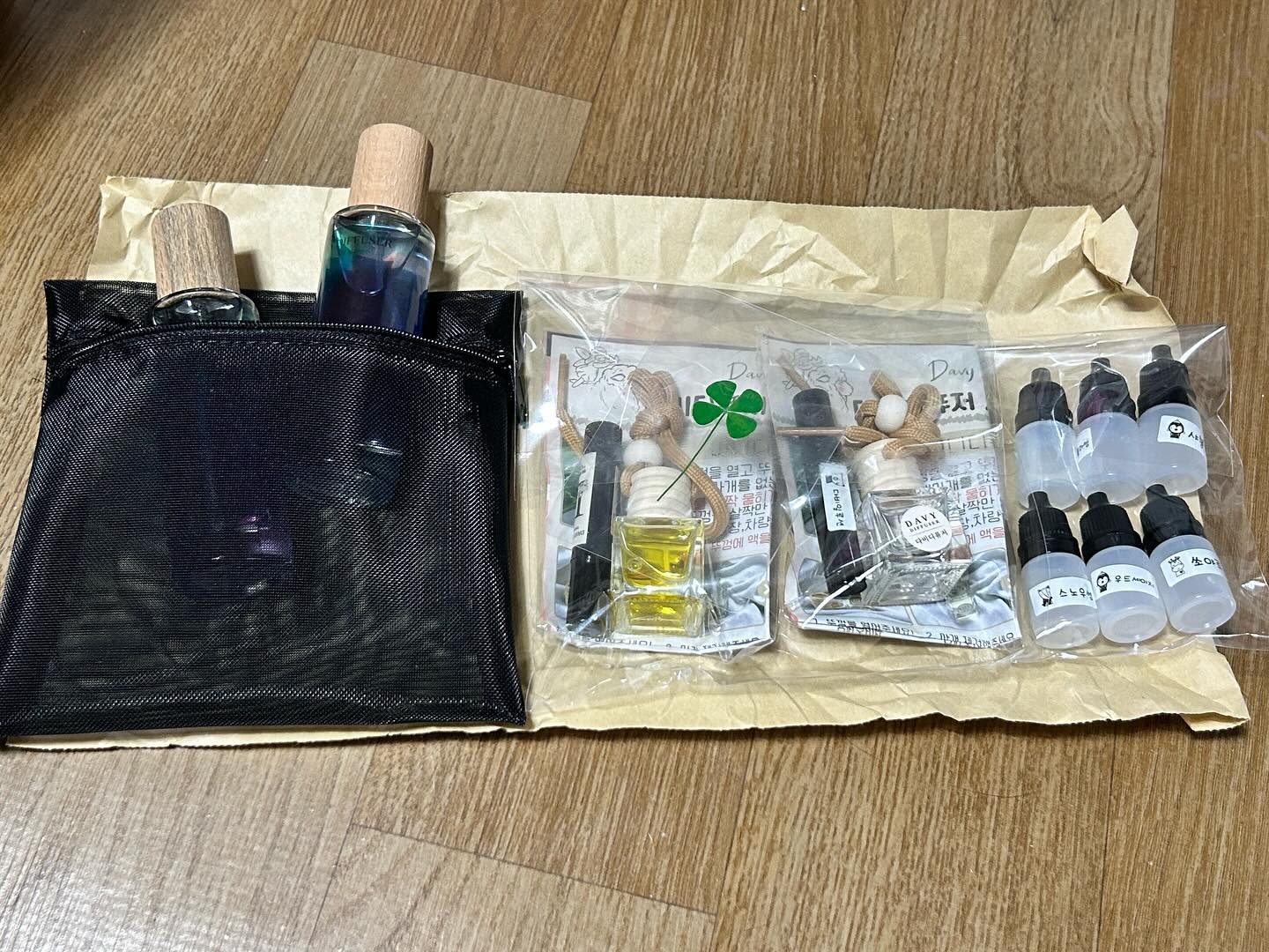 텀블벅에서 진행된 펀딩! 다비디퓨저의 “광안밤바다”, 차가운 바다가 아닌 포근한 느낌의 바다 향기❤️ 어찌 설명을 해야할 지 모르겠다 😂😂 퐁퐁퐁 올라오는 향기가 넘넘 좋습니다, 좋아요-! 알콜냄새에 취하는 향수가 아닌 진짜 향으로 빠져보아요~~ (구입할때마다 푸짐하게 챙겨주셔서 감사합니당- 게다가 네잎클로버까지 있어서 감동이어요!!)👍👍 그런데 언제 출시가 될까용? #다비디퓨저 #디퓨저 #디퓨저추천 #섬유향수 #광안밤바다 #텀블벅