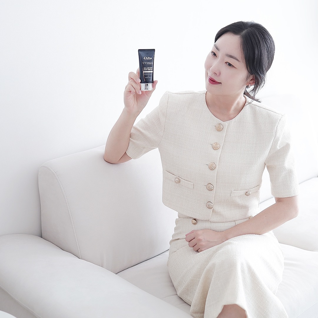 #광고 dalba_piedmont
한여름에 후끈하게 달아오른 
피부 열을 감소시켜주면서
세상 촉촉하게 수분감을 머금은 
젤 텍스처의 자외선 차단제라니!
내 남자를 위해 준비해 보았어요!

달바 워터풀 밸런싱 선크림 (50ml)
•  SPF50+ PA++++
•  미백 · 주름개선 · 자외선차단 3중 기능성 화장품
•  이탈리아 브이라벨 비건 인증 완료
•  피부 저자극 테스트 완료
•  피부 진정 인체적용테스트 완료
•  쿨링 6.35℃ 감소 효과 인체적용 시험 완료
•  스웨트프루프 인체적용시험 완료
(민감성 피부 대상 인체 피부 일차자극(저자극) 인체적용 시험 완료/한국피부과학연구원/2024.04.05~2024.04.026/35명/개인차有)
(스웨트프루프 효과 인체적용시험 완료 / 한국피부과학연구원 / 2024.04.05~2024.04.26 / 21명 / 개인차 有)
(일시적 피부 온도 감소(쿨링)효과 인체적용시험 완료 / 한국피부과학연구원 / 2024.04.05~2024.04.26 / 21명 / 개인차 有)
(피부 진정 개선 인체적용시험 완료 / 한국피부과학연구원 / 2024.04.05~2024.04.26 / 21명 / 개인차 有)

모공이나 주름 끼임 없이
로션처럼 사르르 스며들었는데
자연스럽게 밀착되는 피부 표현이나
촉촉하고 산뜻한 느낌이 괜찮더라구요~

이제 남성분들에게도
비건 프리미엄 선크림을 추천하고 싶은데,
올여름 내 남자친구선물로 어때요?
네이버 스토어에서 만나보세요!

#달바 #dalba #남자선크림 #남성선크림 #남성선크림추천 #선크림 #선크림추천 #달바선크림 #남자화장품 #남자친구선물