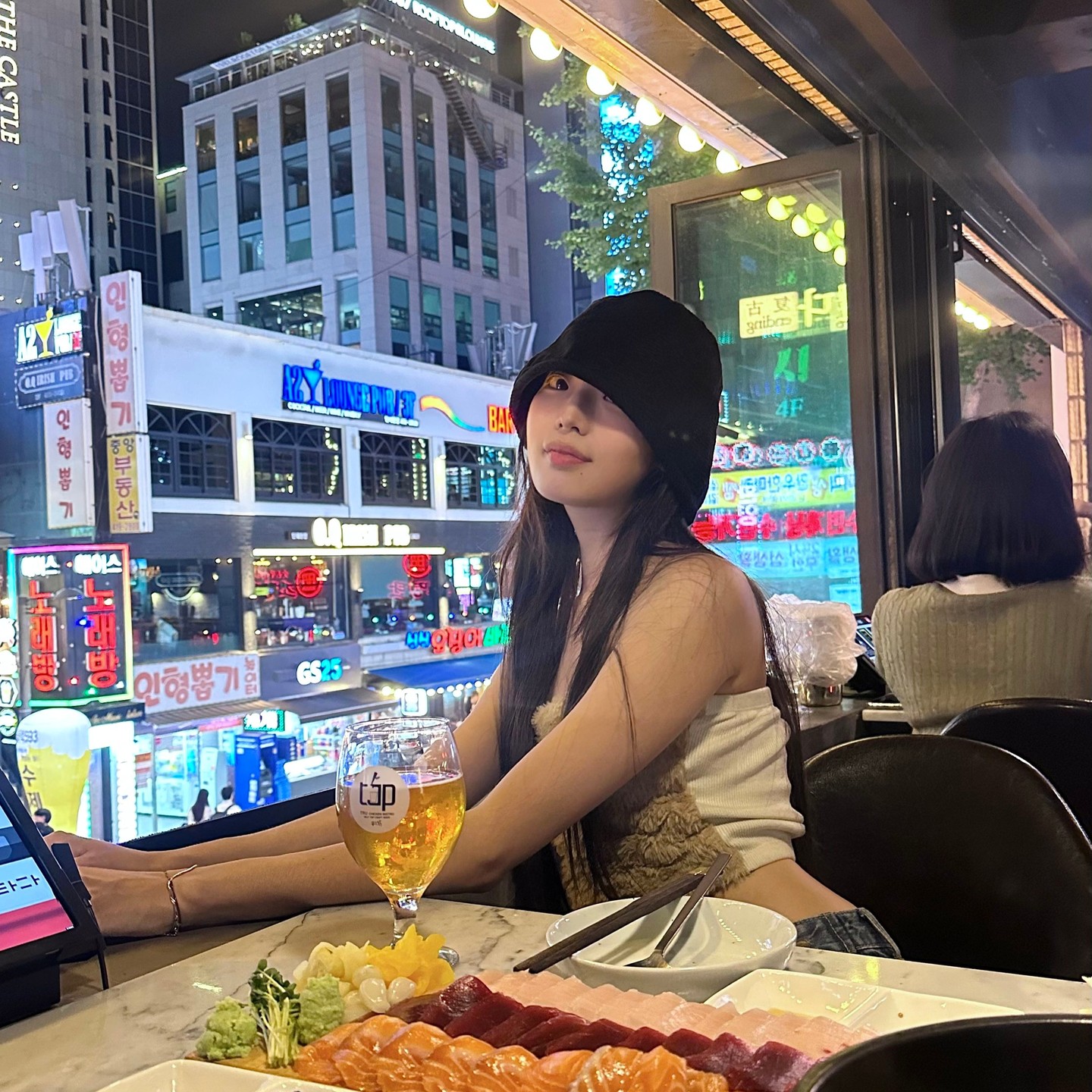 #협찬 
초신선 숙성회 먹구 와떠여 헤헤
#대양회관 

양도 짱 많구
입에서 사르르 녹던 신선회 🤤

식약청장 표창 매장으로
✅ 위생등급 최상!
어쩐지 신선하더라 👏

대양회관에서는
20종류의 수제맥주를
셀프로 맘껏 즐길 수 있어요 🫢 

저는 린데만스? 맥쥬 첨 먹어봤는데
먹고 넘 맛있어서 반해버렸어요 🥹

맥주 좋아하시는 분들 
진짜 달려가세요 🏃‍♀️🏃‍♂️

🍺 대양회관 잠실점
✍️ 서울 송파구 오금로11길 14 2층 대양회관
✍️ 매일 16:00-04:00 (라스트오더 03:00)
✍️ 0507-1327-7777

#잠실맛집 #방이동맛집 #방이동먹자골목 #방이동술집 #방이동포차 #맛집리뷰 #서울맛집 #서울맛집추천 #서울맛집투어 #리뷰노트 #방이동횟집 #잠실역포차 #잠실역술집 #잠실술집 #잠실맛집
