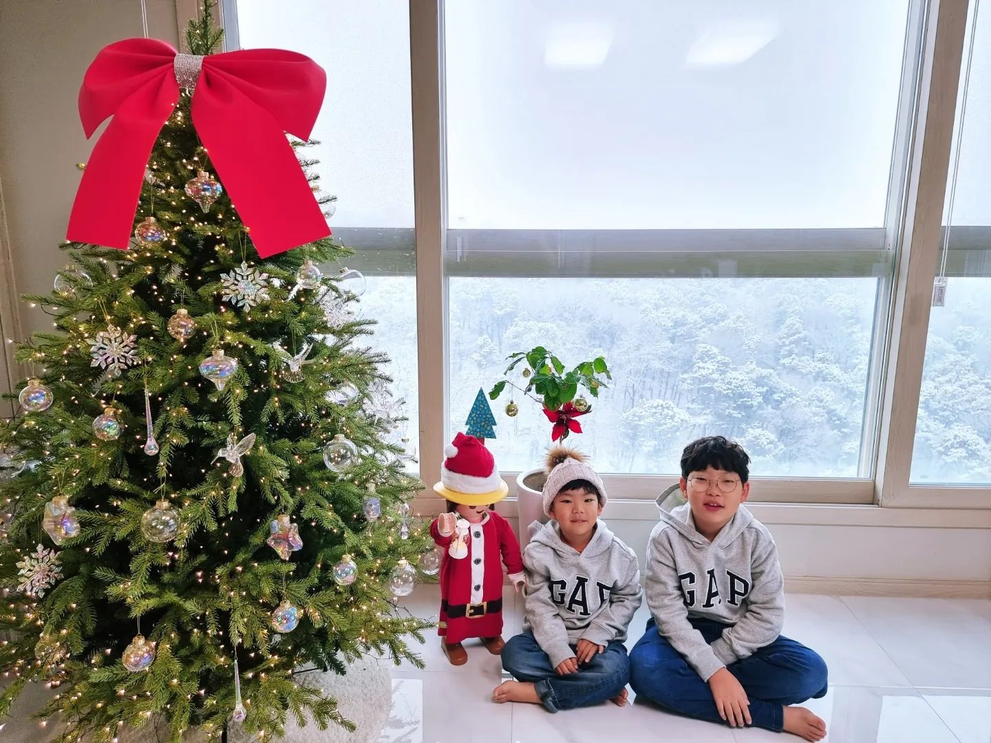 .
Merry Christmas 🎅🌲🐶🐶
눈떠보니 눈이 펑펑 내리는 화이트 크리스마스, 겨울왕국
.
크리스마스 이브는 친가에서 보냈고
크리스마스는 외가집에서 크리스마스를 보낼 예정이예요
.
어제 작은아빠, 엄마에게 크리스마스 선물받은 옷입고 한장
minimin802 너무 예뻐요~!! 고마워요
.
.
.
#알콩달콩빙글이네 #빙글이그램 #까까그램 #형제스타그램 #아들스타그램 #크리스마스 #화이트크리스마스 #크리스마스선물 #눈오는날 #감사한일상