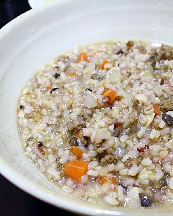 먹기 편하고 맛도 좋은 소고기죽
요즘 연초라 술자리 많으시져??
고소하면서 든든한 소고기죽으로 
속 달래기도 좋아요 🤗
소고기 듬뿍 넣어 고소하고
죽도 소주안주로 아주 좋은거 아시져??
찡긋 😘

👩‍🍳#소고기죽 만들기
1️⃣ 소고기는 핏물을 제거해준 뒤 맛술 2 큰 술, 참기름 1 큰 술, 진간장 2 큰 술, 후춧가루 약간 넣고 밑간을 해 준다
2️⃣ 갖은 채소들을 다져준다
3️⃣. 팬에 참기름을 두른 뒤 다진 마늘 1 큰 술 넣고 볶다가 소고기를 볶아준다
4️⃣ 손질한 채소들(3)을 넣고 양파가 투명해질 때 쯤 밥을 넣고 섞어 준 뒤 물을 붓고 끓여준다
5️⃣ 소금이나 맛소금으로 간을 해 준다
6️⃣ 맛있게 먹는다 냠냠♥

👉더 자세한 레시피는 
프로필의 링크 타고 들어가셔서 
하단 검색창에서 [콩나물잡채]를 검색해주세요 🤗
.
.
.