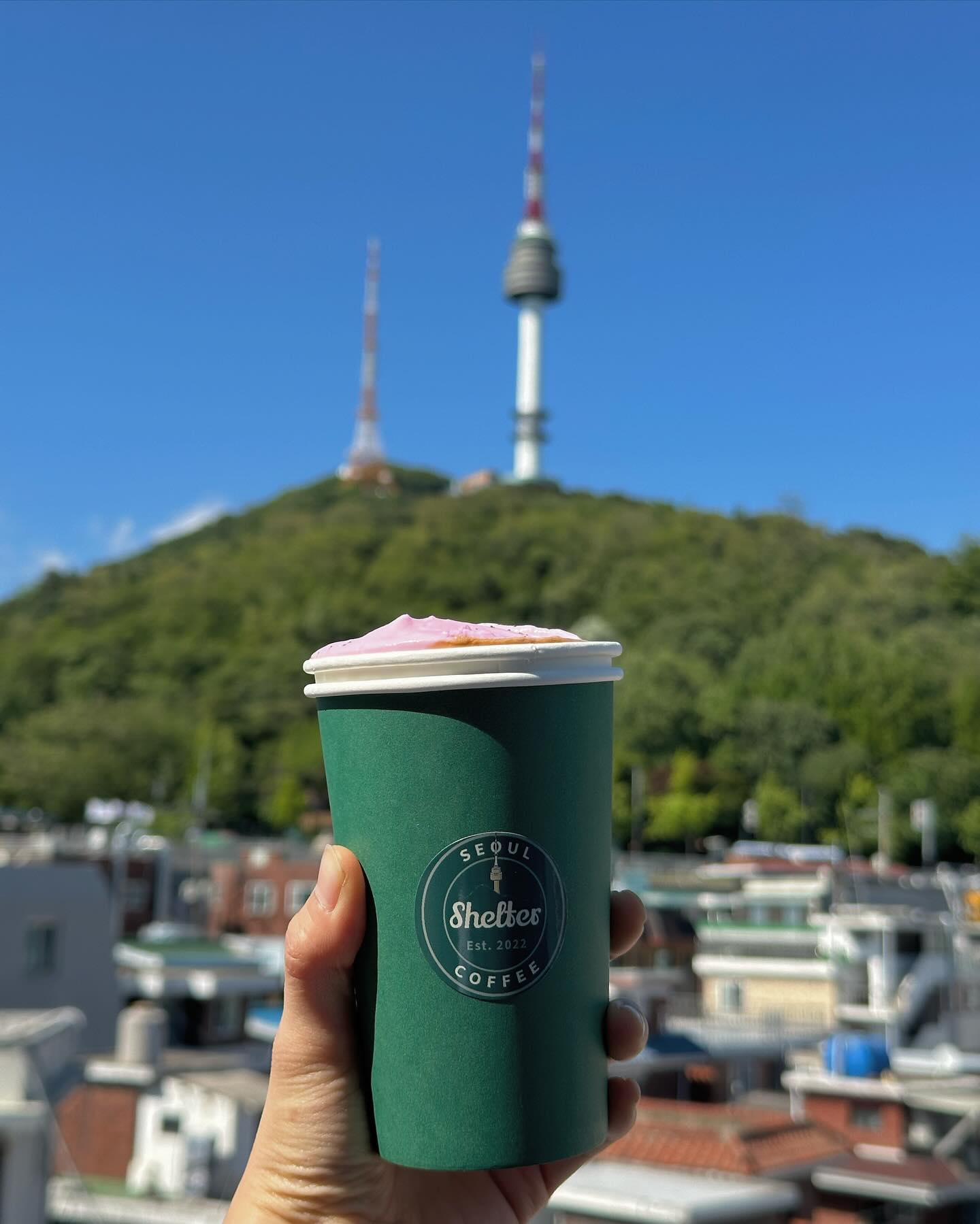 이태원 남산뷰 카페 쉘터해방 ☕️🌳

✨ 시그니처 음료 
쉘터 소금커피, 서울 소금라떼, 쉘터 그린라떼 
총3잔 주문!

루프탑테라스에 앉았는데 하늘도 너무 맑고 
남산도 잘보이고 친구들과 좋은 시간 보냈어요 

맥주도 판매하니 
좀 더 더워지기 전에 방문하면 너무 좋을거같아요 💚
.
.
.
#카페_연 #쉘터해방 #해방촌카페