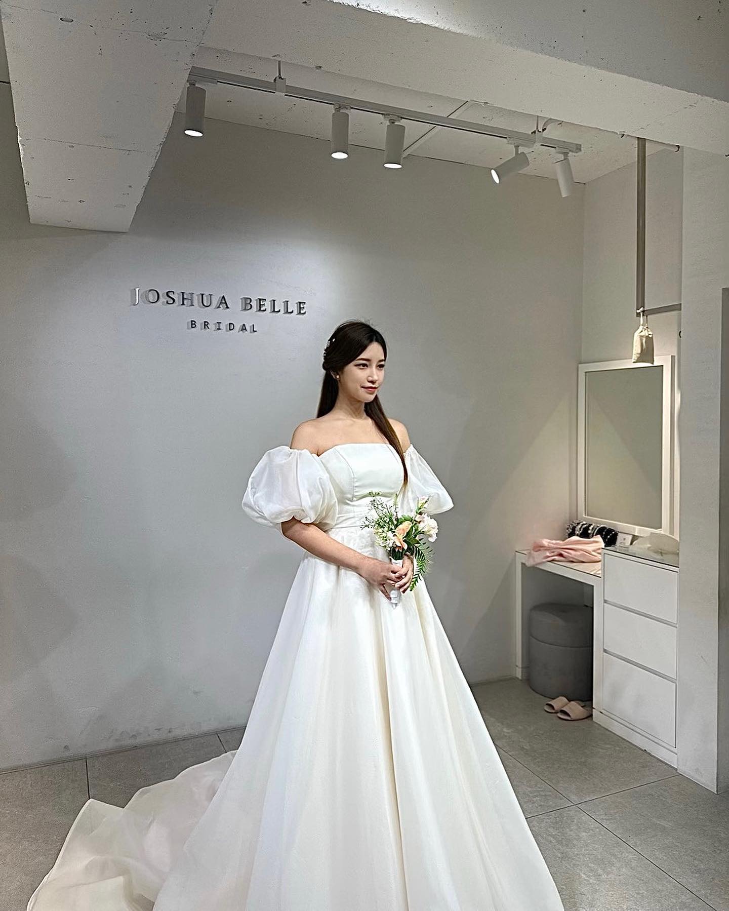 결혼식장 잡기도 전에
조슈아벨 대표님께 연락드려서
드레스 샵 확정 지어버리기🤍💍
#웨딩드레스 #조슈아벨브라이덜
#촬영드레스 #뭐골랐을까요 

그리고 인생 최대 몸무게를 달리는 나에게 윤곽을 선물해준
#포유얼에스테틱 foryouraesthetic_official

#Wedding #D_41