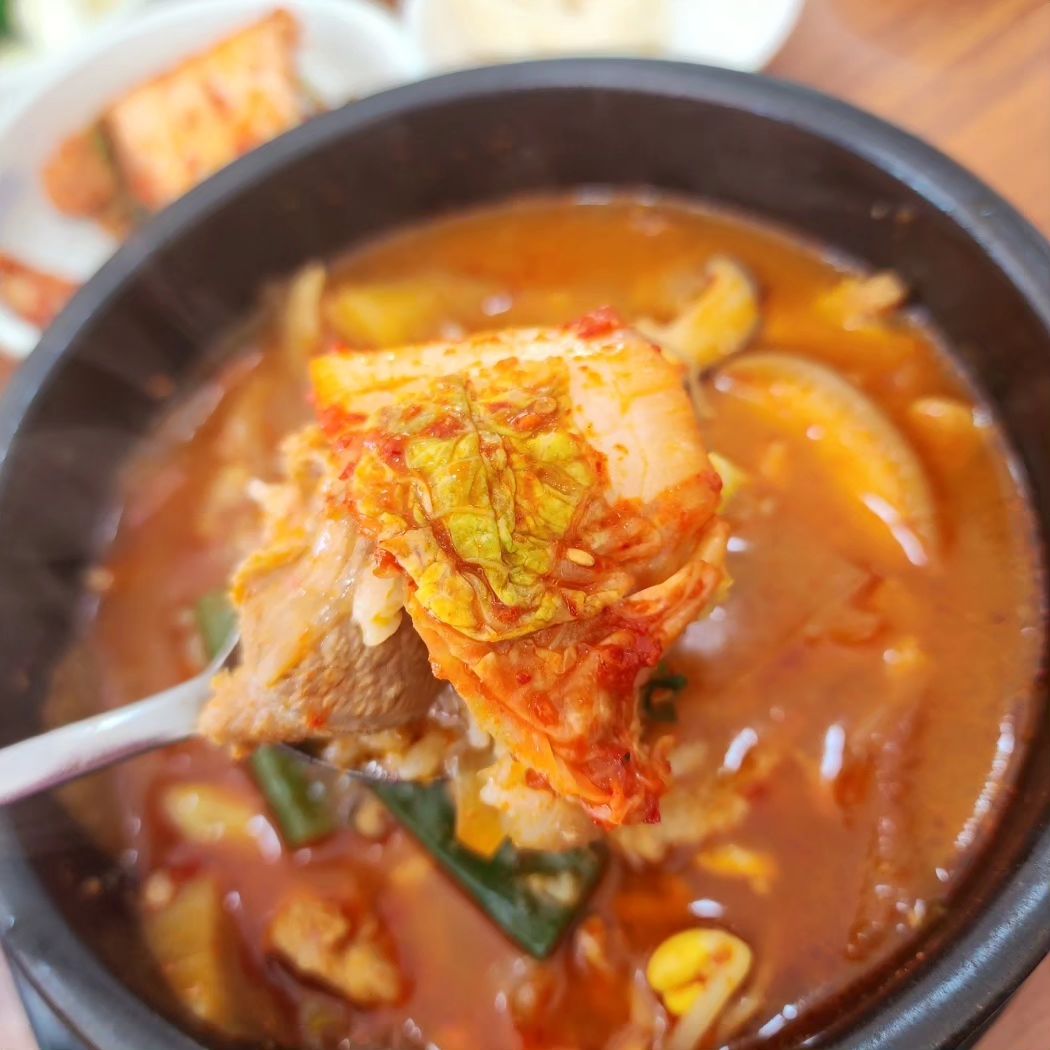 울산호계맛집#울산국밥#울산국밥맛집#울산점심추천#울산북구맛집#울산북구국밥#울산뷰맛집#울산맛집#울산밥집#종달새공원맛집#울산호계국밥맛집#울산맛집추천#울산수육맛집#울산순대맛집#원조옛날국밥본점 

🎈주차장 ;있음
🎈아기의자;있음

🎈얼큰한걸 무지좋아하는데
딱 제스타일 소고기국밥에 일반국밥의 조화
얼큰한거 좋아하는분들 강추에요

🎈셀프바 이용해서 모자라는거 더 챙겨드시면되요
홀이넓어서 많은인원 수용가능

#얼큰이국밥#돼지국밥 저는개인적으로 얼큰이 추천