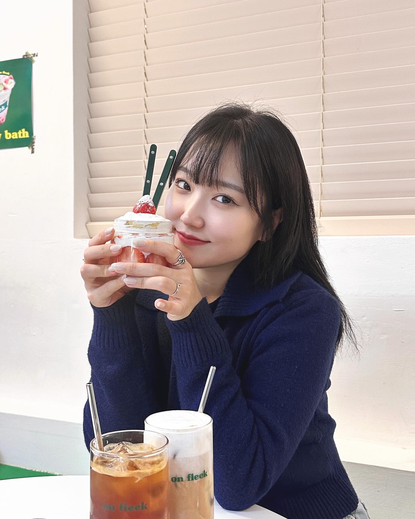 #광고 #온플리크 onfleek.coffee 
울적한 마음도 사르르 녹이는 케이크와 커피☕️
연남동에 아기자기한 카페 찾았습니다..❄️

2달마다 시즌메뉴가 바뀌어요!🪄

특히 저 딸기 올라간 컵케이크는 주문 즉시 그 자리에서 만들어주시는데요, 달지 않고 사르르 입에서 녹아요❤️ 꼭 드셔보세요!
케이크 종류도 다양하니까 연남동 온플리크에서 구경해보기👉👉

#연남동맛집 #연남동카페 #연남동디저트 #리뷰노트