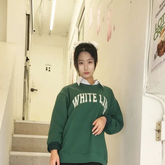 가은 on Instagram: "#광고 [ 아이러니포르노] 맨투맨 데일리로 입기 좋은 맨투맨 소개 ღ 꾸안꾸로 입기 좋아요!! 또 남여공용 맨투맨아라 남여 모두에게 추천드려여 🕶 - ( 색상 ) _ 검정 _초록 _