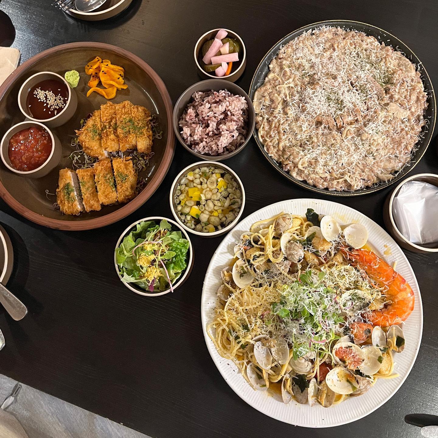#협찬

동래에 숨은 맛집 드디어 찾았다!!

평일 저녁에 방문하였음에도 손님이 많았어요

스테이크, 파스타, 피자, 리조또 외에도 음료와 하이볼
각종 주류를 즐길 수 있는 동래 맛집 이라죠~

해산물 가득 했던 바닷마을 파스타
압입 먹고 반해 버린 크림 리조또와
겉바 속촉의 정석 카츠는 안심과 등심으로 선택 했죠

한입 한입 먹을 때 마다 느껴지는 감칠맛에 
폭풍 흡입 하고 말았어요

넓은 도로가에 있는 것도 아니고 
1층도 아닌 2층에 위치 했음에도 손님이 많은 이유
바로 음식에 있었구나 싶었습니다.

기분 좋은 만찬 즐기고 온 동래 사생활
다음에 또 방문 할래요~

👉 사생활
⏰ 11:00 ~ 22:00 (15:00 ~ 16:00 브레이크타임)
☎️ 051-791-0725
📍 부산광역시 동래구 여고로113번길 78 A동 2층 (하삼동커피미남점건물 2층)

#사생활부산점 #부산 #부산맛집 #부산사직동맛집 #부산동래맛집 #부산동래카페 #부산카페 #부산여행 #부산핫플 #부산가볼만한곳 #서면맛집 #해운대맛집 #남포동맛집 #광안리맛집 #부산대맛집 #부산데이트 #부산핫플레이스 #부산술집 #부산카페추천 #부산데이트코스 #부산맛집투어 #부산대카페 #부산먹방 #숨은맛집