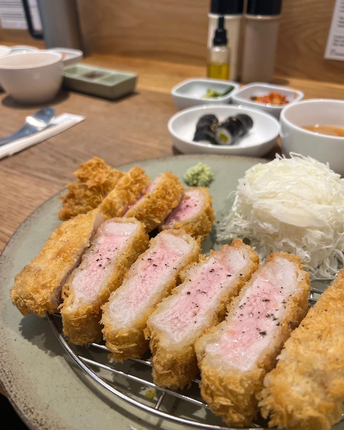 꼭 먹어보고싶었던 몬도카츠 드디어 영접! 
유명한 이유 알겠다 육즙 팡팡 육향가득 🔥
#몬도카츠 #몬도카츠더현대점