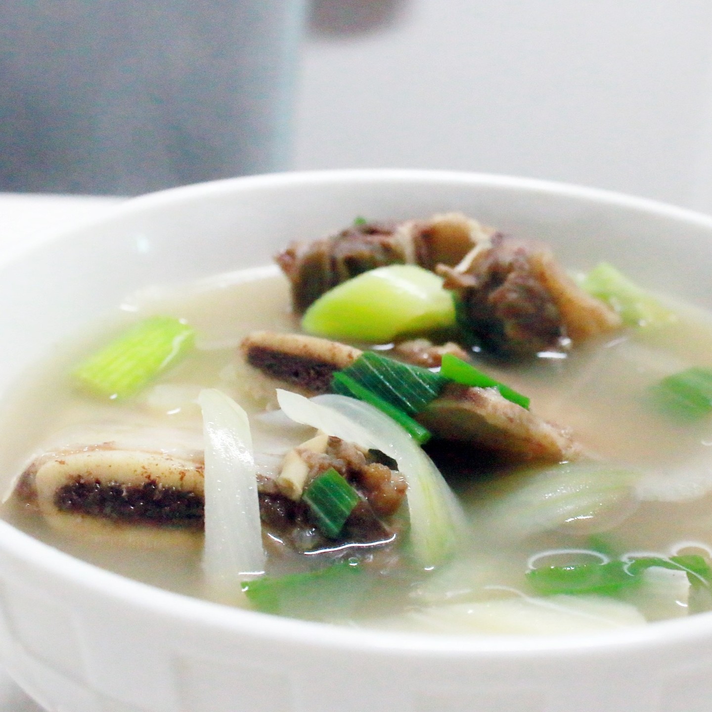 🍲 뚝심밥상 갈비탕 후기
업체로부터 제공받은 제품입니다 💛

갈비탕 좋아하시는 분들 주목! 👀
뚝심밥상 갈비탕으로 따뜻하고 든든한 한 끼를 즐겼어요.
청정 호주산 소갈비대로 만들어 고기의 품질이 정말 좋았고,
갈비가 30%나 들어 있어 푸짐한 양이 너무 만족스러웠답니다.

🍖 갈비부터 국물까지 완벽 그 자체
끓이는 동안 퍼지는 진한 향부터 이미 기대감 폭발! 💥
국물은 30년 경력 한식 명인이 만든 것처럼
진하고 깔끔한 맛이 입안을 꽉 채웠어요.

갈비는 큼직하고 부드러워
입안에서 살살 녹는 식감이 정말 최고였답니다.
국물과 함께 먹으면 고소함이 배가되어
밥 한 공기를 순식간에 비우게 되는 마법 같은 맛이에요. 🍚

✨ 조리도 간편해서 더 좋아요!
냉동 상태에서 끓는 물에 봉지째 넣어 데우거나,
냄비에 담아 끓이기만 하면 끝!
조리법이 간단해 바쁜 아침에도 부담 없이 준비할 수 있었어요.
로켓프레시로 밤 12시에 주문했는데
다음 날 아침에 받아볼 수 있는 빠른 배송도 정말 편리했답니다. 🚀

🌟 뚝심밥상 갈비탕, 이런 분들께 추천해요!
✔️ 집에서도 프리미엄 갈비탕의 맛을 느끼고 싶은 분
✔️ 넉넉한 양과 진한 국물 맛을 원하는 분
✔️ 간편하게 조리할 수 있는 건강한 한 끼를 찾는 분

특히 겨울철 따뜻한 국물 요리가 생각날 때
뚝심밥상 갈비탕만큼 완벽한 선택은 없을 것 같아요!

#뚝심밥상 #갈비탕 #프리미엄갈비탕 #로켓프레시 #쿠팡로켓프레시 #쿠팡프레쉬
#로켓프레시추천 #청정호주산갈비 #한식명인갈비탕 #갈비탕추천