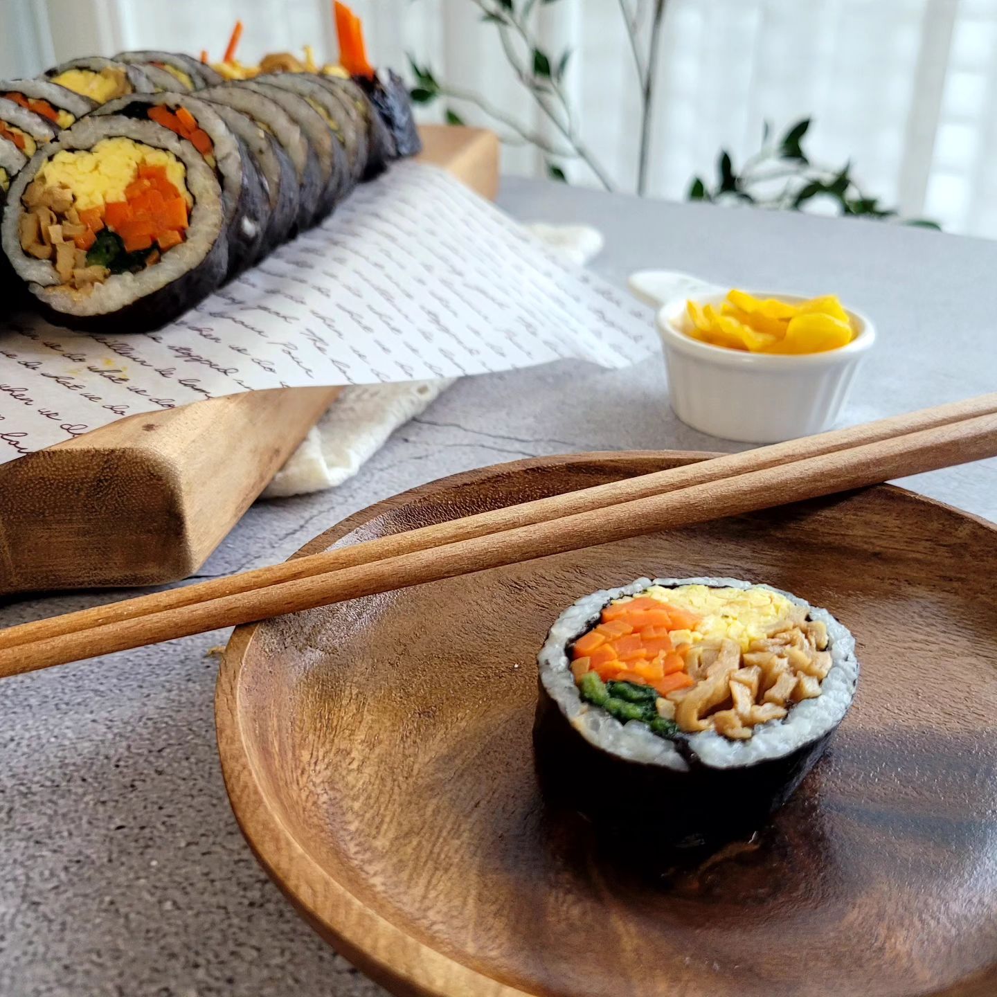 #김밥 #집김밥 #냉털김밥

냉장고 탈탈 털고있어요~
그래서 냉장고가 홀쭉해지고 있어요~~🤭😁
텅~비워지는 냉장고를 보니 참으로 개운하고 좋구만요~~😁👍
근데 이게 며칠을 못가요~🤣🤣👉👈
오늘부터 사다 나르기 바쁠예정이라지요?!😄😄

오랜만에 김밥 싸서 한개만 맛봐야지 하다가
한줄반을 계속 먹었...🤭🤭
본인음식은 다들 잘 안먹는다는데~
나는 왜때문에 내가한것도 맛있지?🙄😆🤤

오늘도 봄비네요~~
차한잔마시며 마음의 여유시간 갖는 수요일되세요♥️🫶

#비오는날 #냉장고털어김밥싸먹기