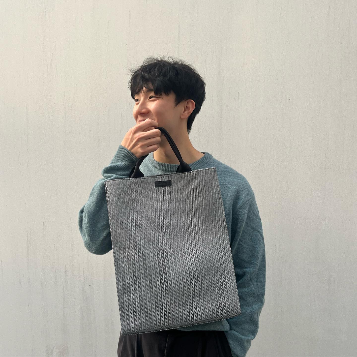 #협찬
.
헤링본 질감의 고오급스러운 토트백을 사용해봤어요✌️
오늘처럼 포멀한 룩부터 숄더 스트랩을 탈부착해 캐주얼한 룩까지 모두 소화시킬 수 있는 ‘베이크템 헤링본 토트백’
.
내부에는 포켓이 있어서 엄청 편리하고 PVC코팅이 겉면에 되어있어서 안심하고 다양한 날씨에 사용할 수 있다고 해요😁
.

#토트백 #숄더백 #크로스백 #크로스토트백 #서류가방 #노트북가방 #커플가방 #헤링본 #베이크템