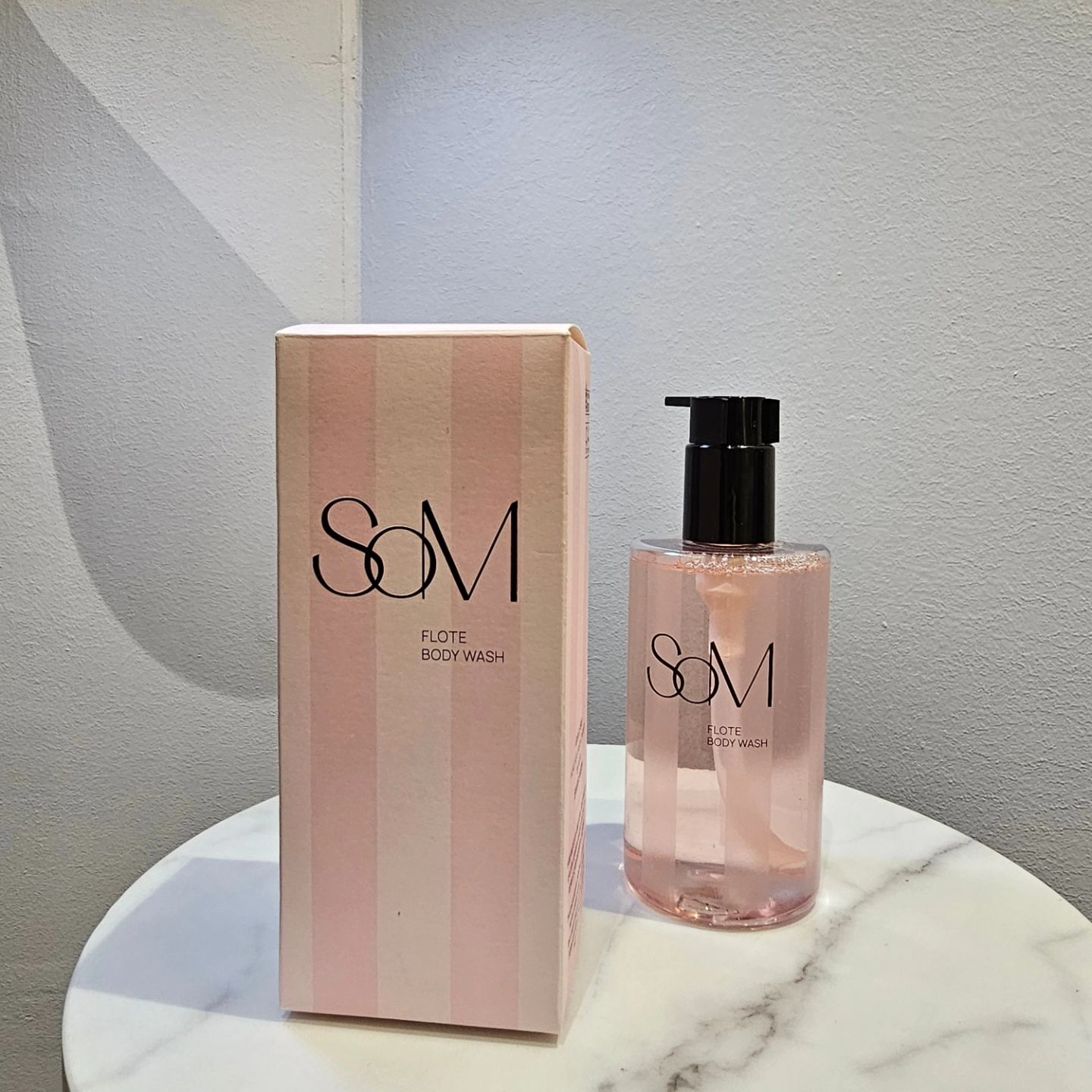 #협찬 #솜 #향기를입다
리즈케이의 프레그런스 바디 라인 'SOM' 세 번째 향기 플로테🥰

100년 전통의 프랑스 향료 명가 아르제빌의 수석 조향사 Jennifer jambom과 협업하여 만든 제품으로
아름다운 향이 일상에 진정한 힐링을 선사할 수 있도록 시작되는 첫 향부터 은은하게 남는 잔향까지
수많은 고민을 통해 SOM 만의 독특하고 우아한 향기가 개발되었어요.

TOP : 페어, 만다린 / MIDDLE : 로즈, 오렌지 블라썸 / BASE : 드라이우드, 진저 (플로럴 프루티)

따뜻한 봄날의 햇살이 드리운 지중해의 들판, 다채로운 꽃과 과일의 향기들이 한데 어우러져 만들어내는 우아하면서도 달콤한 향이 귀족스러운 여성미를 완성했구요
초록의 들판을 물들이는 색색의 장미와 오렌지 꽃이 흐드러지게 피어 있고, 햇살에 반짝이며 알알이 영근 달콤한 과일들의 향기가 어우러져 마치 봄날의 지중해 들판을 거니는 듯한 느낌이 들어요!

자연유래 계면 활성제 사용으로 순하고 풍성한 거품이 난답니다!
🫧 

다양한 보습 성분을 함유하여 샤워 후 건조하지 않기 때문에 매일 사용해도 좋은 바디워시입니다~
판테놀과 함께 히비스커스, 동백꽃, 작약꽃, 장미꽃, 연꽃, 데이지꽃, 맨드라이꽃, 카네이션꽃 8가지 레드 컬러 플라워을 담은 RED Flower 8 Complex 가 피부를 더욱 촉촉하게 해주며 미끌거리는 잔여감 없이 산뜻한 수분감을 선사합니다.
향 입자를 미셀라 입자에 포집, 샤워 후에도 오랫동안 잔향 유지가 되니까 진짜 하루종일 향기로워요🥰
선물하기에도 좋겠죠?♡

#플로테 #바디로션 #바디워시 #힐링 #퍼퓸 #퍼퓸바디로션 #퍼퓸바디워시