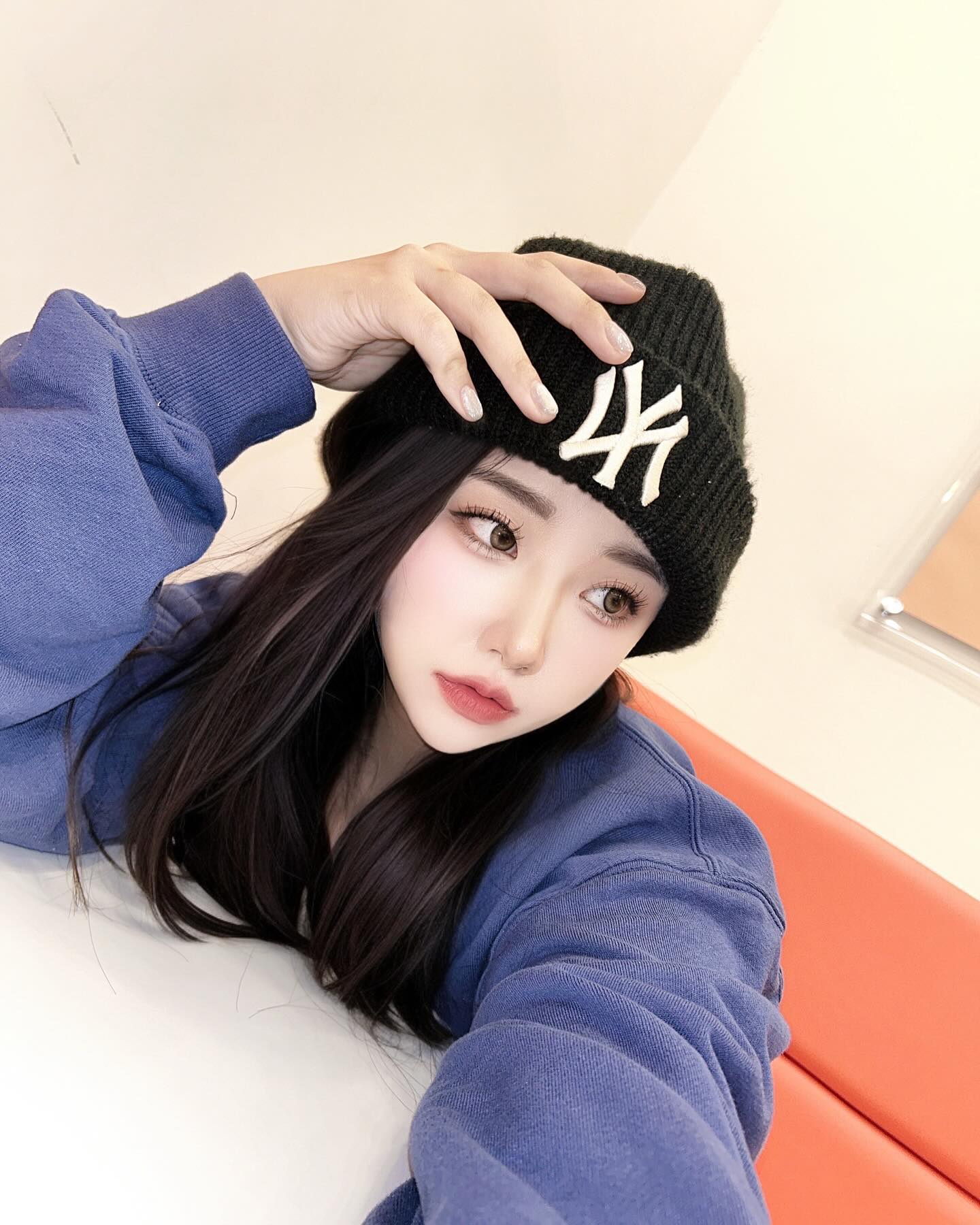 오랜만에 유닠한 네일했다!🎀

vantique__