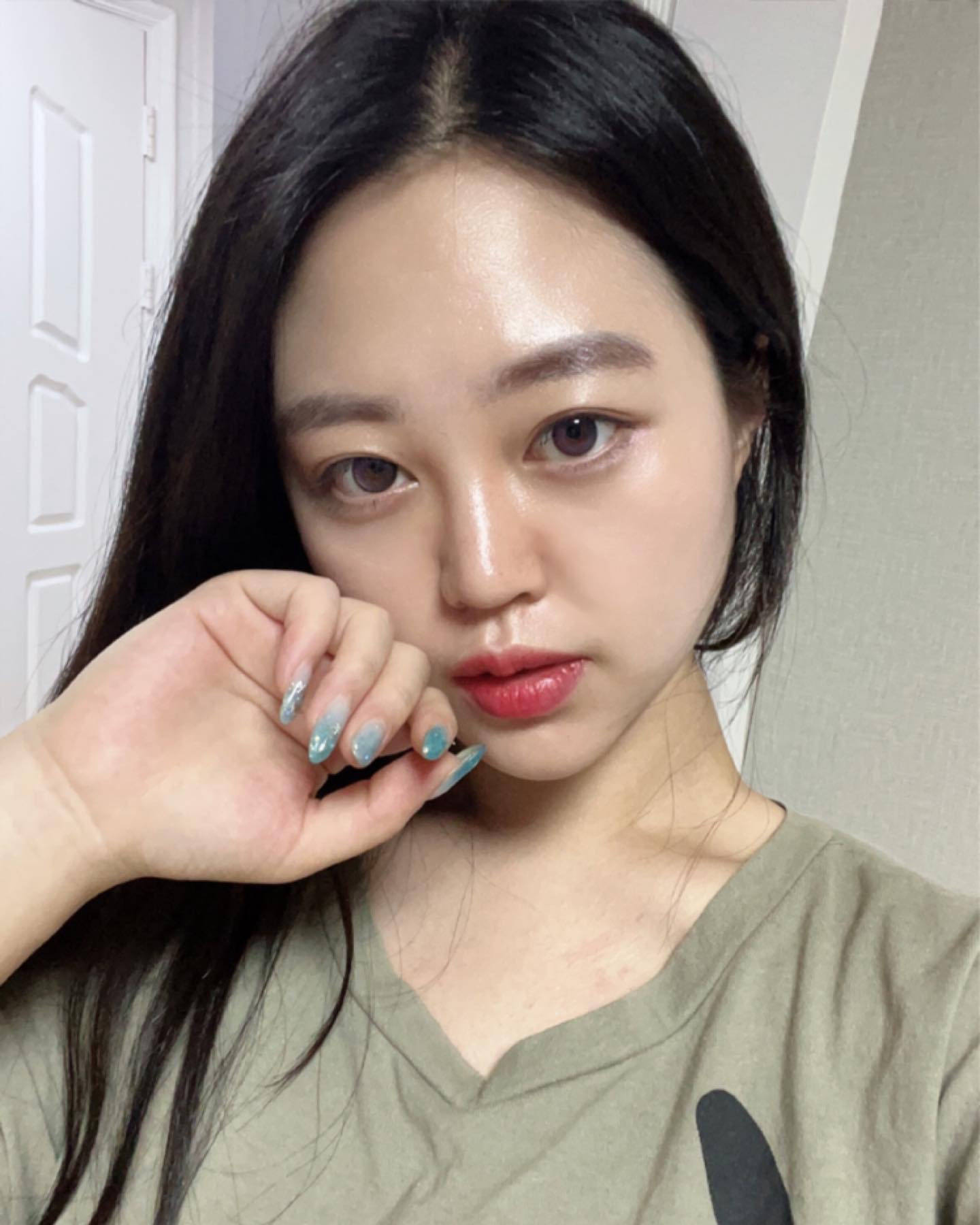 나른한 일요일에 내볼은 맨날 먹어서 빵빵 근데 렌즈 너무예뻐서 안찍을수가없었..✨