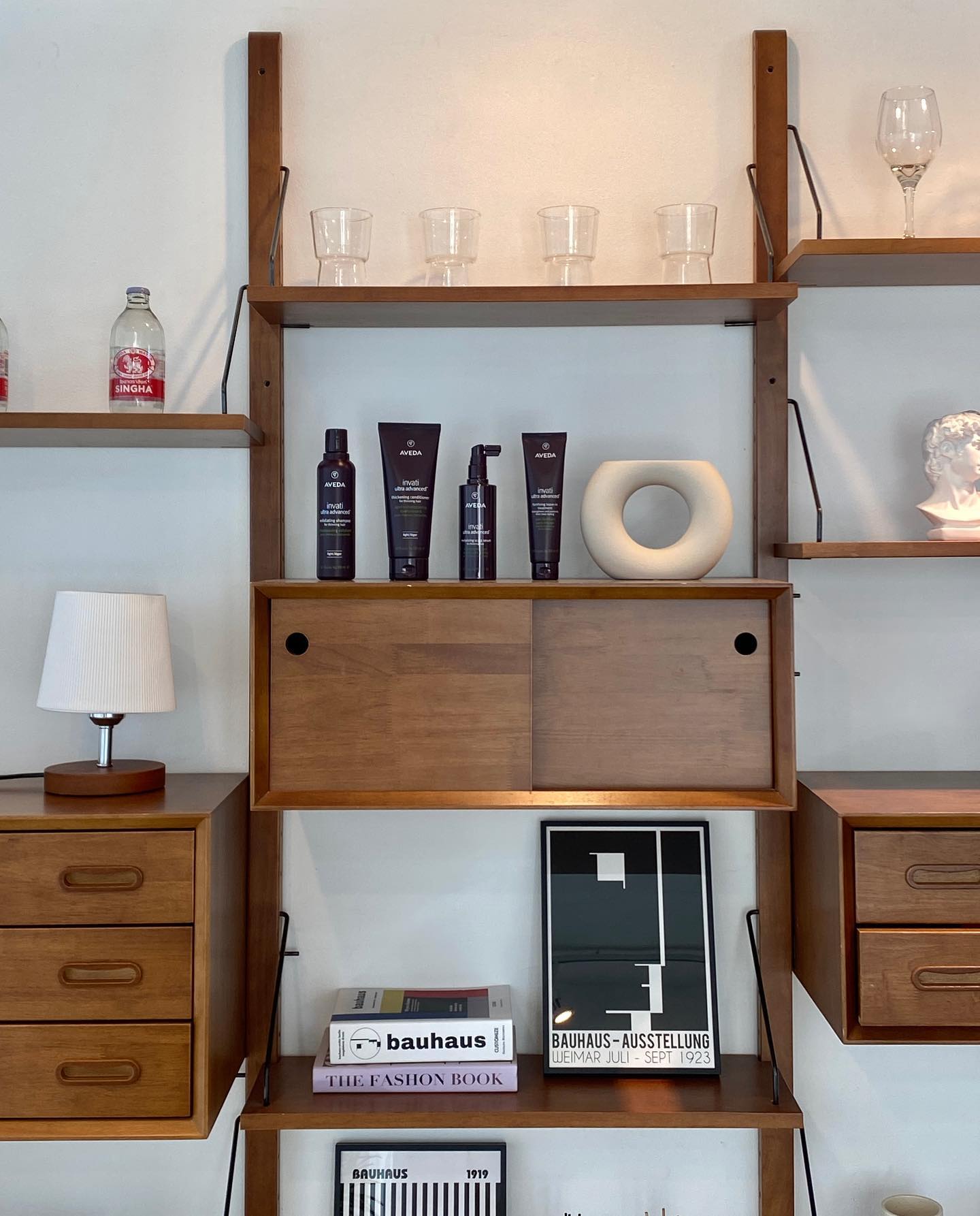 #광고 aveda avedakr 

아베다는 뷰티 업계 최초로
100% 인증된 풍력 에너지를 이용하여 제품을 생산하는,
자연주의 하이-퍼포먼스 헤어케어 브랜드🌿죠.

작은 실천으로 큰 변화를 만들 수 있다는 슬로건 아래
이번 #인바티울트라어드밴스드™ 라인은 너무 믿음직해요!

이미 이전 피드에서 소개해드렸지만
모근의 기초체력💪🏻을 케어하는 제품군으로
볼륨감과 모발감소 개선 효과가 매우 뛰어납니다.💇🏻‍♀️

저는 4STEP 중 특히, 얇아지는 모발을 강화✔️하기도 하면서
최대 230도의 열 손상🌡으로부터 머리카락을 보호하는-
#리브인트리트먼트 에 빠졌달까요! 잊지 않고 바르고 나가요〰️

매일 고데기에 시달리는 머리카락,
앞으로 더 뜨거워질 여름의 햇빛 자외선에 고통받는 머리카락!
아베다 인바티 울트라 어드밴스드™로 보호해요 우리🧬

*인바티 울트라 어드밴스드™ 라인은
4월 22일 온라인 선런칭되었고, 5월 1일 정식 출시됩니다.

#AVEDA #아베다 #아베다헤어케어 #인바티울트라어드밴스드 
#인바티미라클 #마이인바티 #인바티넘버원 #헤어케어 #헤어관리