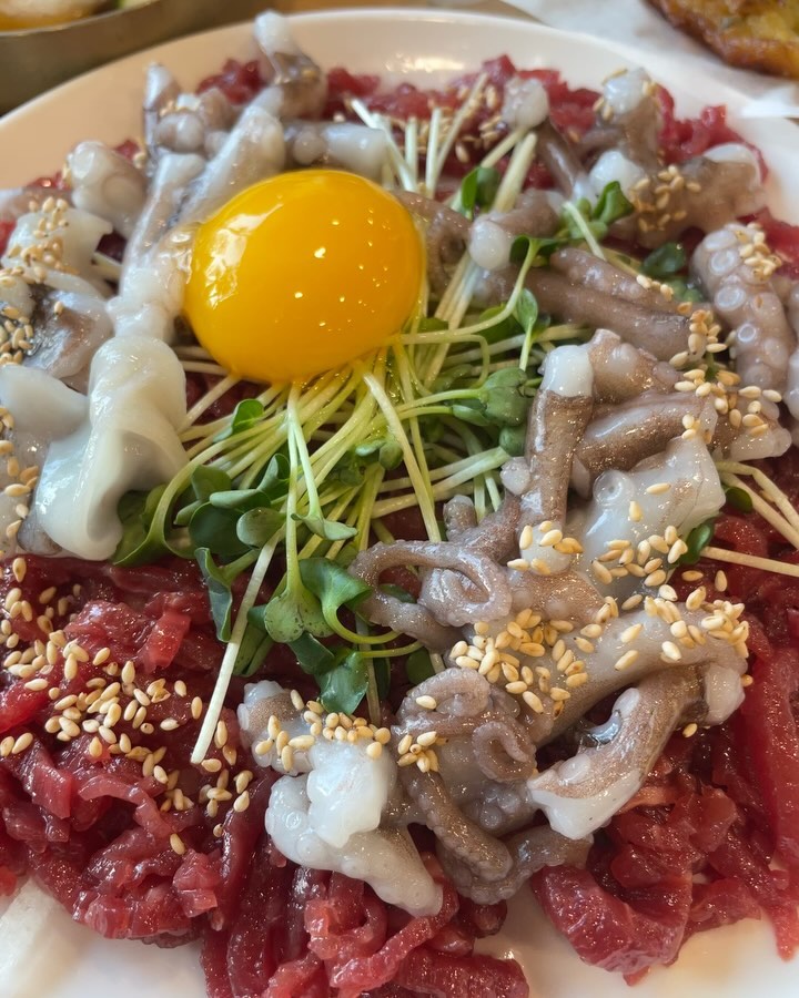 광장시장 낙지탕탕이육회!!! 먹으러 고고!!!

진주육회가 맛있다고해서 주차가 가장 편했던
진주육회4호점으로 픽!! 

맞은편에 있는 노상공영주차장에 주차하고
바로 진주육회로!

낙지탕탕이육회 + 빈대떡 + 떡갈비

를 주문했답니다.

소고기무국도 함께 나와서
공깃밥 추가해서 먹으니
아이도 떡갈비랑 같이 맛나게 먹고

남편과 나는 육회탕탕이 냠냠냠 ㅋㅋ

빈대떡과 양파고추절임도 잘 어울리더라구요.
막걸리를 부르는 맛이였어요 

먹고 광장시장 유명한 강가네 떡볶이에서 포장까지

완벽했던 광장시장 투어 ㅎㅎ

🌿진주육회4호점
서울특별시 종로구 창경궁로 86번지 1층

#진주육회4호점#광장시장육사시미#종로5가육회#종로육사시미#종로육회비빔밥#종로육회맛집#종로빈대떡맛집#종로맛집#종로육회#광장시장맛집#광장시장육회#종로육개장#종로빈대떡#종로진주육회#종로5가맛집#동호로맛집