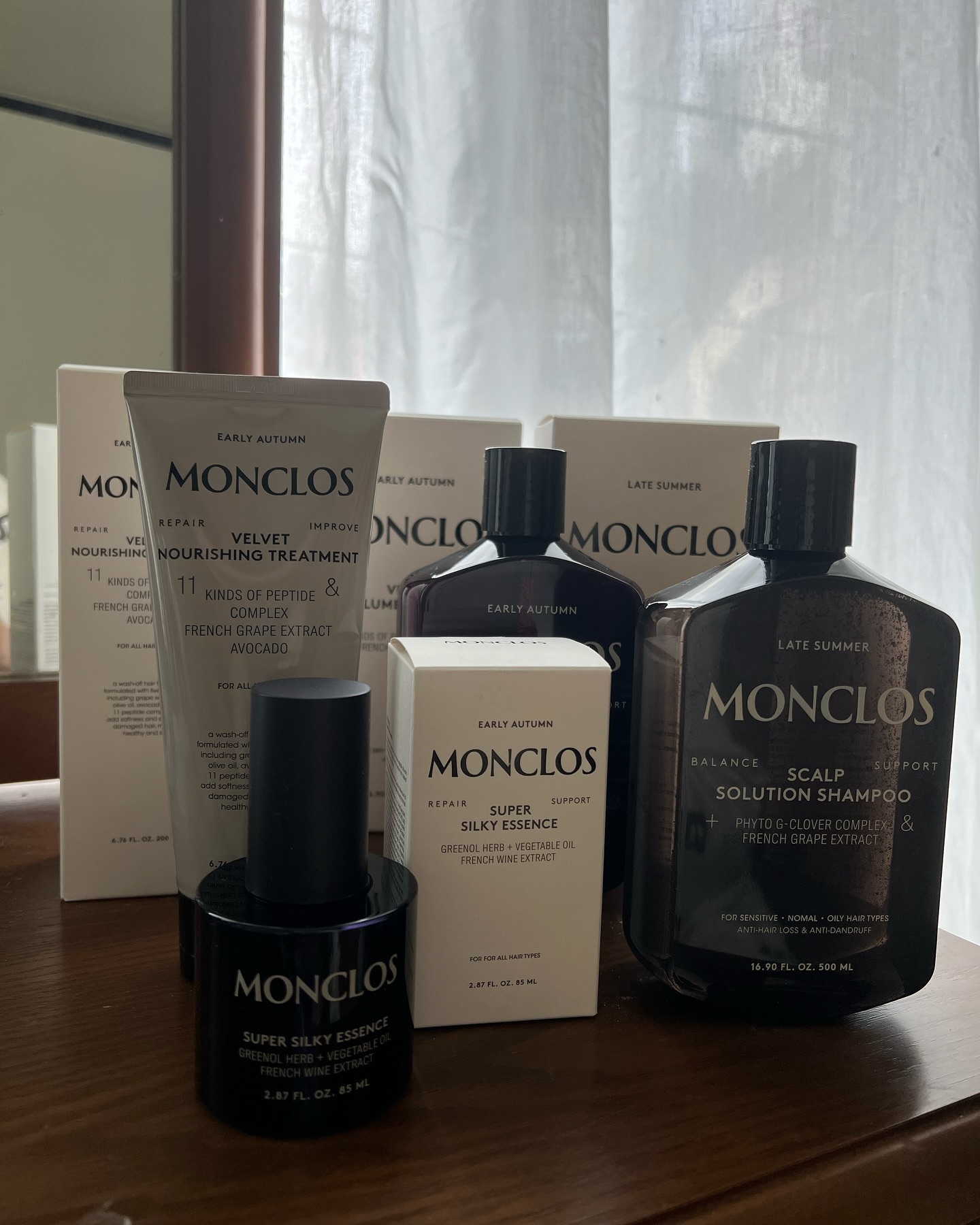 다같이 모아놓고 보면 얼마나 예쁘게요 !

남프랑스산 포도추출물이 들어있는 케어케어제품
오프라인, 성수 스튜디오에서 체험 하실 수 있습니다

서울 성동구 연무장 17길 5, 1층

#몽클로스 #제품제공 

우아한 향, 섬세한 거품으로 프렌치 촉감이 특징인 몽클로스 헤어케어 제품 소개드립니다 !
몽클로스가 프렌치 라이프스타일 브랜드라서 남프랑스산 포도추출물로 헤어케어를 해주는 제품이에요

일단 향이 정말 고급스러워요
트렌디하고 중성적인 향이라고 해야할까요?

*벨벳 볼륨 샴푸
단 1회 사용으로 모발윤기를 44.81% 개선한다고 하는데, 확실히 샴푸 후에 따로 린스를 사용하지 않아도 부드러운 머릿결을 느낄수 있어서 만족합니다 !

영상보시면 꽤 묽은 제형을 보실 수 있는데, 화학점증제를 배제하고 자극 없는 EWG1등급의 수용성 점증제를 사용해서 부드럽게 거품이 나는 게 특징이에요

지성두피, 비듬고민이신 분들은
두피 피지 89.9%개선 되는
스칼프 솔루션 샴푸 추천드려요

*벨벳 너리싱 트리트먼트
포도/올리브오일/오보카도 오일을 듬뿍 넣어서 자연적인 영양감을 주는 트리트먼트입니다 

유화제를 최소화로 넣어서 두피모공을 막지 않고 잔여감 없이 물로 빠르게 씻겨 나가기 때문에, 두피까지 영양감을 줄 수 있어요 

프랑스 전문 조향사와 협업으로 향을 만들었어요
TOP NOTE _ 베르가못, 레몬, 피치
MIDDLE NOTE _ 로즈, 오렌지블라썸, 오스만투스
BASE_머스크

*슈퍼 실키 에센스
사용 후 모발 수분함량을 61% 끌어올려주는 에센스입니다 !
샴푸 후에 발라주면 머리카락 떡지는 느낌 없이 부드럽게 수분을 더해주는 것이 좋았어요 ㅎㅎ

가끔 에센스 잘못발랐다가 떡지면, 샴푸후에 난감한데 에센스 짱 추천 !
