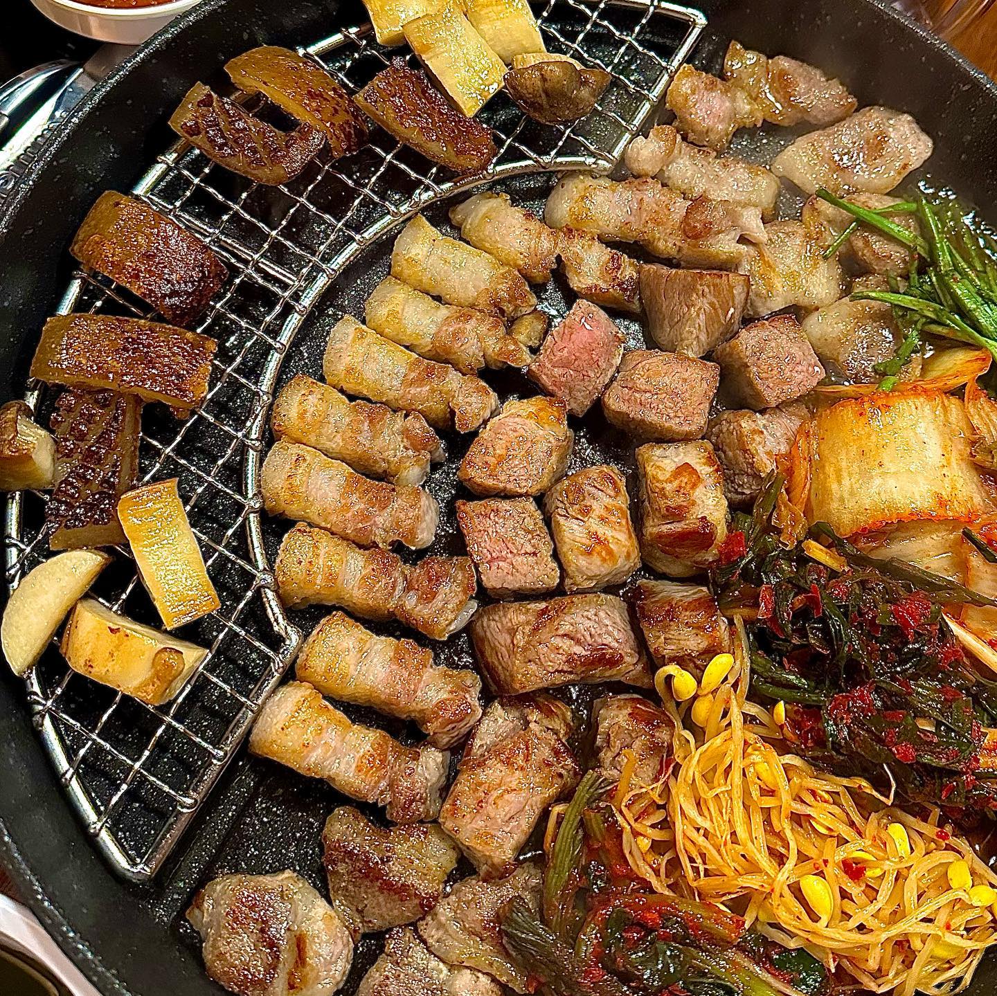 #협찬 #꽃돼지식당목포평화광장점
다양한 돼지고기 부위와 소 대창, 소 막창, 특양을 
즐길 수 있고 직원들이 직접 구워 주기 때문에 
고기 맛을 온전히 느낄 수 있어서 편하게 식사가 가능한 곳🩷

꽃돼지 식당 스펙에 맞춰 키운 돼지 중 상위 20%의 
꽃돼지 사용하여 고기가 너무 부드럽고 육즙이 장난 아니더라고요

꽃돼지 식당의 전골류는 30초마다 하나씩 팔릴 정도로 
인기가 많아서 꼭 먹어봐야 합니다 밥 한 공기 순삭✨

모든 메뉴가 술과 잘 어울려서 
회식, 단체 모임 장소로 추천합니다~👍🏻

🏷️주소 : 전남 목포시 원형로 30 1층

#꽃돼지식당 #꽃돼지식당목포 #목포맛집 #목포핫플 
#목포고기집추천 #목포고기맛집 #목포삼겹살맛집 
#목포모임장소 #목포회식장소 #평화광장맛집 
#대창불고기전골 #전골맛집 #목포전골 #목포전골맛집추천 
#전골밀키트 #목포전골맛집 #꽃돼지식당밀키트
#대창불고기전골밀키트 #평화광장고기집 #평화광장고기맛집 
#목포데이트코스 #목포가볼만한곳 #목포목살맛집 #목포대창맛집