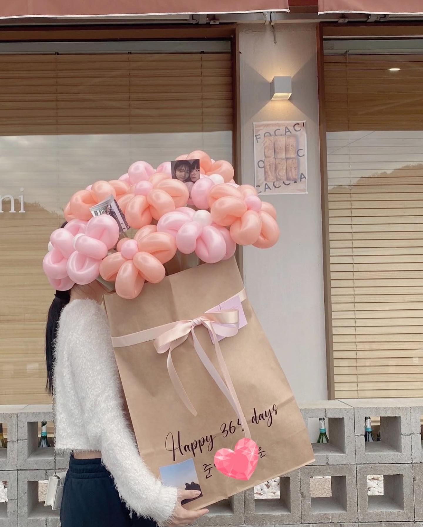 365일을 기념한 하루 ☁️

아침부터 몸컨디션이 너무 안좋아서 
힘들었는데 깜짝이벤트로 원기회복 ….

🌸요즘 MZ라면 꽃보다 풍선이지!
#추추상점 
너무너무 귀엽고 이쁘다 💕
어쩜 이렇게 퐁실퐁실 …. 터지지만 않으면 최곤데 🥹 그럴리는 없겠지? 
구미에서 이벤트하는 사람들 여기서 풍선하세요 퀄리티 짱 👍🏻

🎂 구미 복개천 카페
#디어리스트 
🚦 경북 구미시 신시로10길 19-3 금마 캐슬 1층

주문제작 케이크가게들은 대부분 불친절하고 시간 잘지켜서 가야하고 
뭔가 빡셌는데 시간예약은 했지만 
픽업은 카페라서 영업시간 안에 가면 되는듯 했다 

무엇보다 완전 친절 ….☺️
그리고 케이크 맛 장난아님 
부드럽고 맛있고 최고 
가격도 완전 저렴한편 (다른 곳에 비하면)
앞으로 여기에서 케이크해야지😆🖤 초도 너무 이뻐서 맘에 든다 

완벽했던 하루 ✌🏻💛

#구미이벤트 #구미풍선 #구미풍선꽃다발 #구미꽃다발 #구미케이크 #구미주문제작케이크 #구미카페