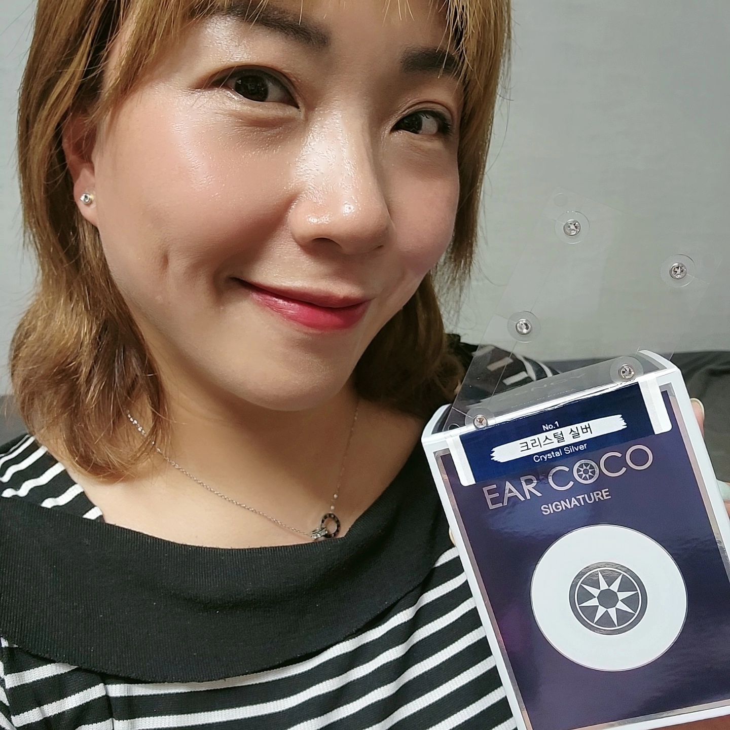 #협찬
요즘 아이들 방학이라고 신나게 물놀이 하며 다니는데요~
그러다보니 점점 새까매지는건 물론이고
피로가 쌓이다보니 얼굴이 넘 붓는거 있죠~
그래서 #붓기관리 들어갔는데요~ 
마치 귀걸이를 찬 듯한데 붓기완화는 물론이고 스트레스 완화 효과까지 받을 수 있어서 좋은 듯 해요! 
믿을 수 있는 국내 제조 상품으로 일본 누적 수출 14만개 이상에 올리브영에도 입점되어 있는데요 
ODM 상품(큐빅없음)으로는 공구로 하루에 3000개도 완판되었었다고 해요! 
귀를 뚫지 않은 사람도 부착하면 되니까 남녀노소, 10대 아이들도 할 수 있어서 더 좋은 것 같아요~ 
부위별로 효과가 다르기에 원하는 부위에 붙여주면 되는건데요 
한국의생명연구원에서 안면붓기, 스트레스지수 감소가 검증되었다고 하니 
저도 열심히 붙이고 활용해보려고용!! +_+ 
더비티 스토어에서 5만원 이상 구매시 스타벅스 쿠폰을 증정하고 있고
리뷰이벤트도 진행중이니 이벤트도 참여하면 좋을 듯 해요! 

★자세한 사항은 네이버에서 더비티를 검색해보세요:) 
.
.
.
the_b.t_mall
#디너의여왕 #더비티 #얼굴붓기 #붓기관리 #스트레스완화 #붓기제거 #붓기감소 #붓기완화 #스트레스관리 #스트레스감소 #수험생스트레스 #붙이는귀걸이 #안뚫는귀걸이 #건강귀걸이 #건강패치 #안면붓기 #안면윤곽