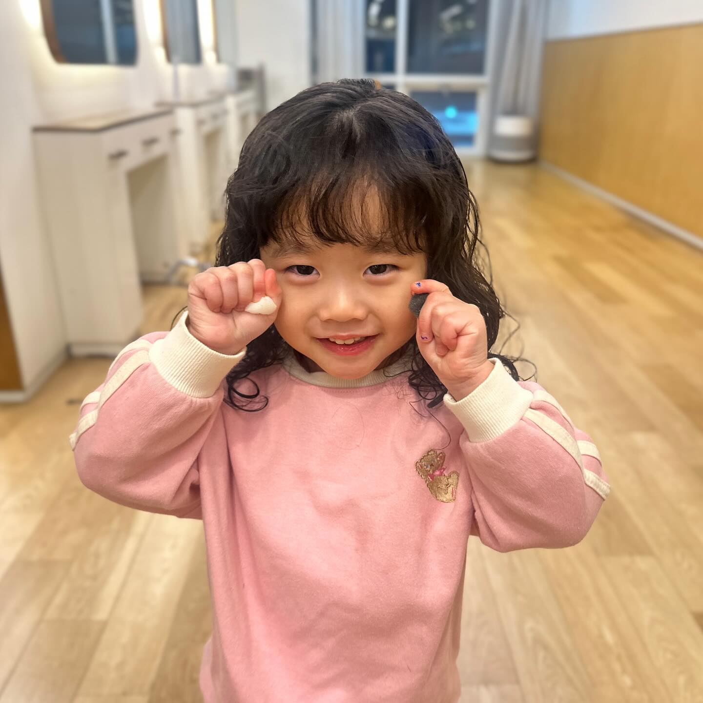 #협찬 _roa__d 

설연휴에 친구랑 만나기로 했는데✔️
오랜만에 힐링하려고 펌 받으러 갔어요
기다리면서 친구 아기도 펌을 했는데
완전 예쁘게 잘나온거 있죠❤️❤️❤️

빠글이는 아이만 소화할 수 있는 펌이라고
근데 너무 잘 어울려서 이모미소만개😁

하기전엔 시큰둥했는데 펌 받고나서 
본인도 마음에 들었는지 해맑게 웃는게 예뽀🫶

저도, 아가도 잘 받고온 펌후기
역시나 믿고 맡기는 로아디자이너 샘 쵝오👍🏻👍🏻

#판교미용실 #분당미용실 #아기펌 #여자아이펌
#펌맛집 #판교헤어다이아 #헤어다이아판교점 
#로아디자이너 #아가펌 #여자아기펌 #좋반