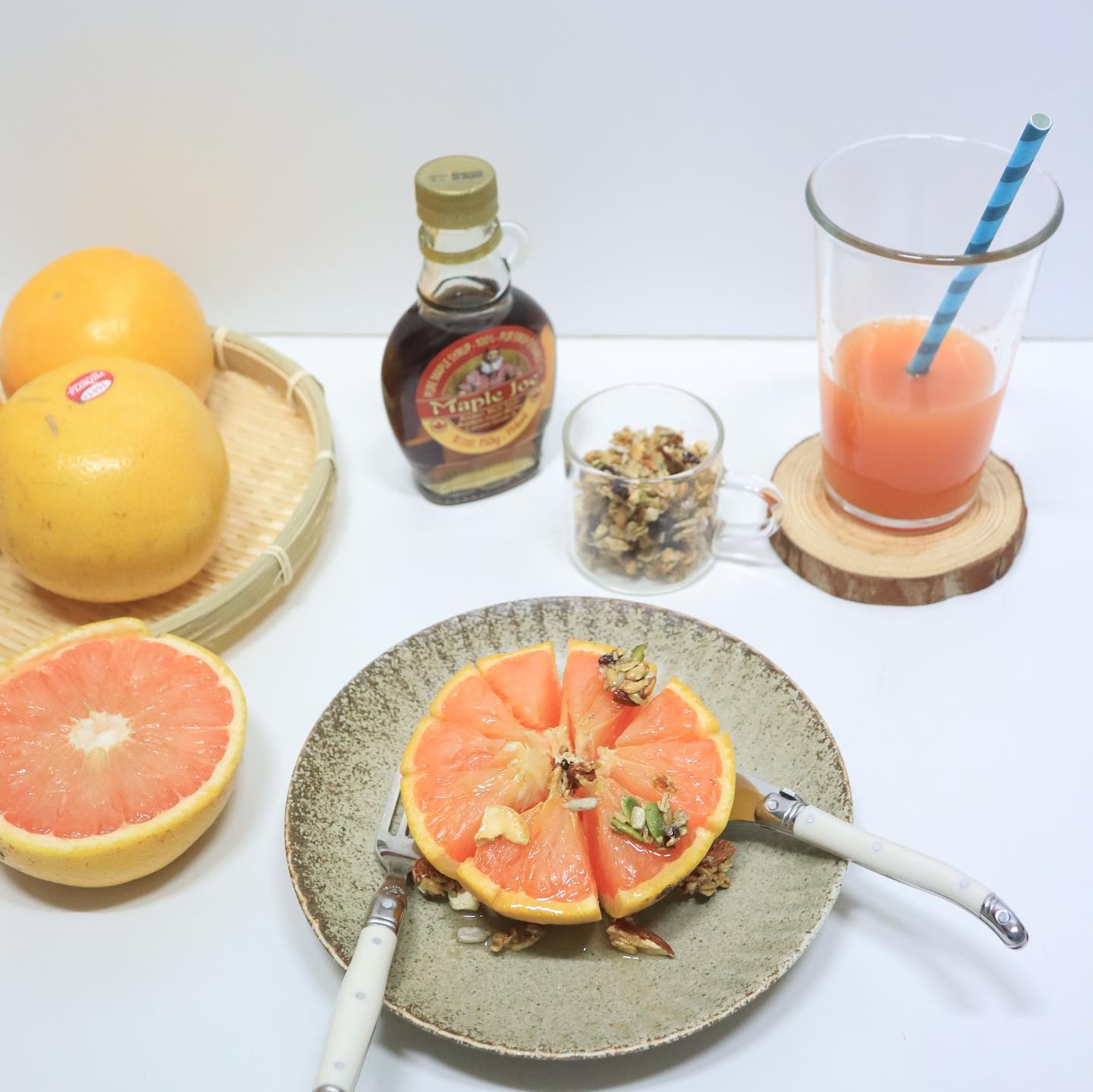 #광고
내가 좋아하는 자몽 🍊
플로리다자몽이 껍질도 얇고 
달콤한 과즙이 뚝뚝 떨어질정도로 풍부~
외관은 흠집이 많지만 농부들은 이를 ’영광의 상처‘라고!

높은 당도와 풍부한 과즙의 플로리다 자몽은 
비타민C가 풍부해 하루한개만 먹어도 
비타민C 일일 섭취권장량 (60mg) 100%충족.
뿐만 아니라 항산화 작용도 있고 칼로리 낮아 다이어트식품이잖아요!

지금 이마트몰, 쿠팡에서 플로리다 자몽 만나보세요~😀

 #플로리다자몽 #자몽 #달콤한과즙 #얇은껍질 #FloridaGrapefruit #수분보충 #피부건강 #활력충전 #비타민C #피로회복 #이마트몰 #쿠팡에서만나요
floridagf_kr