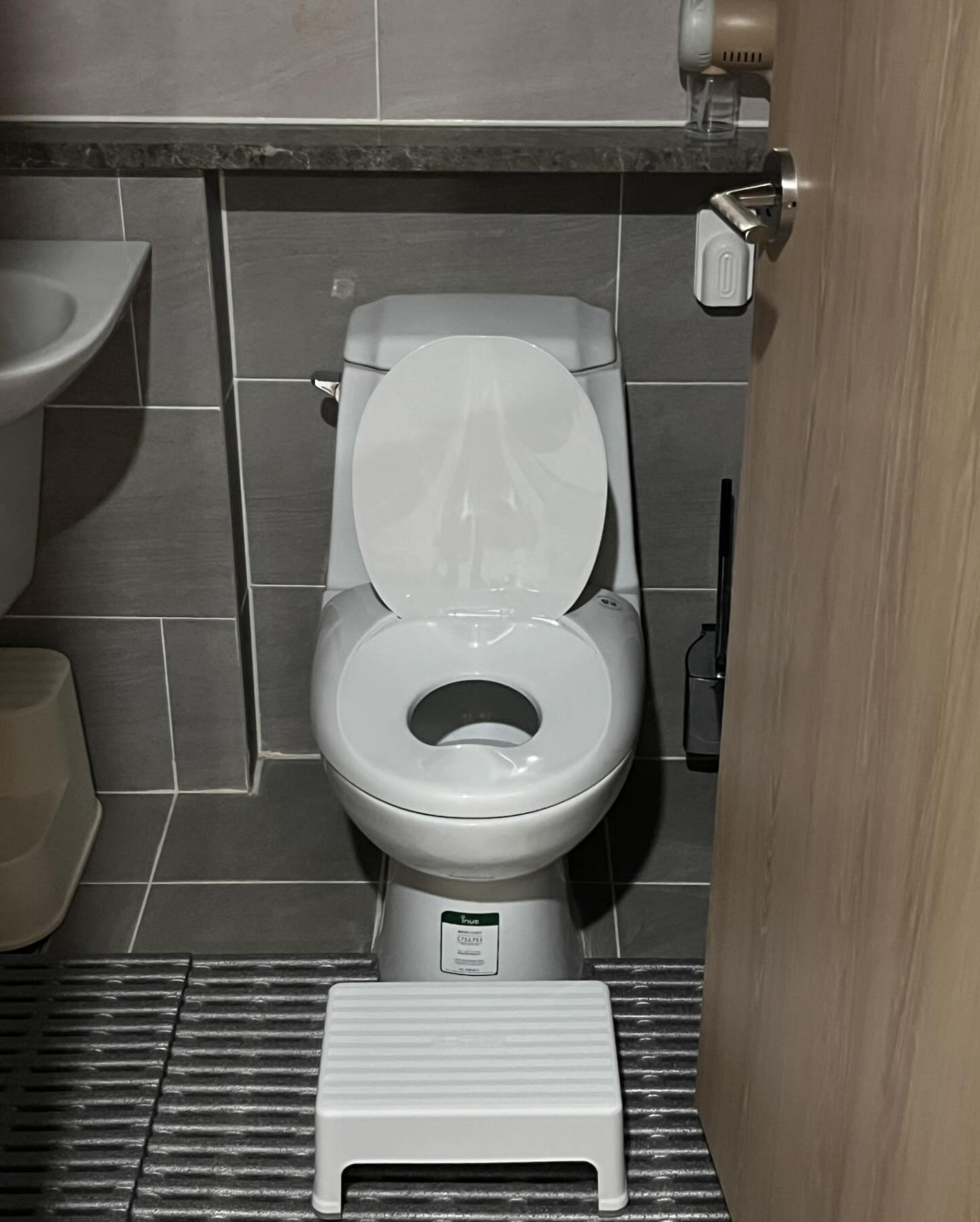 🚽 30갤 서윤이의 배변훈련

학기초, 얼집 학부모상담때 담임선생님과 
올여름에는 배변훈련을 시작하기로 합의(?)를 봐놨었다. 

대략 7월쯤 시작하기로 했었어서 7월 1일 아기상어팬티 구입
근데 서윤이가 준비가 아직은 안된거같아 (엄마도 안 됨ㅋ)
조금만 더 기다려보려고 했는데 
갑자기 얼집에서 변기에 쉬를 했다는 선생님 말씀에
7월 9일 급 배변훈련 시작 

근데 며칠째 얼집에서는 변기에 쉬를 하는데 집에서는 안해서
그 이유가 뭘까 생각하다 아기변기에 하는게 싫은 것같아
아기변기 치우고 어른변기에 냅다 앉혔더니 쉬 함 ㅋㅋㅋㅋㅋ

이제와서 생각해보니 애초에 아기변기에서 시작하지 않고
어른변기에서 시작해야 뒷처리 할 것도 없고 좋은 것 같긴 함.
아기변기 안씻어도 되고 그냥 물만 내리면 그만이니까 ! 💡

얼집에서는 서윤이가 변기에 쉬 할때마다 
뽀로로 비타민을 준다고 하셔서 
나도 똑같이 집에서 변기에 쉬할때마다 비타민 증정식을 했더니 
비타민 먹고싶어서인지 쉬마렵다는 표현을 아주 잘 함👍🏻.

덕분에 서윤이는 한시간마다 변기에 앉힌다거나
우선 기저귀부터 벗겨놔서 집안 곳곳에 싸지른다거나(?) 
그런 기본적인 노력없이 너무 수월하게 기저귀를 뗐다.
(얼집 담임쌤의 숨겨진 노력이 있을 것 같긴 함 ㅠㅠ 
항상 감사합니다 ..🥹♥️)

결과적으로 일주일만에 깨어있을 때의 소변은 완벽하게 뗐고 
낮잠잘 때 얼집에서 딱한번 실수했는데 존심 상했는지 오열..
그 후로는 팬티입고 자도 실수 안하고 넘 잘한다고 한다. 
근데 밤잠은 아직 무리.. 밤잠잘 땐 기저귀 하고 자요 .. 🌙

대변은 성공할 때도 있고 팬티에 실수할 때도 있다.
ㅋㅋㅋㅋㅋㅋㅋ 응가가 조금 어렵나봄 귀여워 ㅠㅠ
팬티에 응가실수해도 절대 뭐라고하지 않고 
괜찮다고 다음에 변기에 하면 된다고 하며 달래주는 중. 
(비타민 보상은 이제 응가성공할 때만 주고있다.)

30개월되니 말도 너무 잘 하고 뭐든 다 표현할 수 있으니
그 덕분에 배변훈련이 수월하지 않았나 싶다. 
사실 서윤이가 기저귀를 빨리 뗀 편은 아니긴 한데 
굳이 일찍 떼지 않아도 나중에 애가 준비만 되면 
일주일만에 뗀다는 말 진짜 공감이다 ! 
너무 대견한 울애기 💗 
올여름 안에 응가도 완벽해질거라고 믿어 의심치 않는다 !!!! 

#배변훈련 #기저귀떼기 #성공 #기저귀값굳은게제일좋음