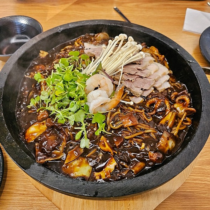 🍜 오늘은 짜장면

짜장과 보쌈의 조합!
옛날짜장소스맛 그대로~

- 돌짜장보쌈 中 24,000 원
- 매운맛 (살짝 매콤)
- 셀프바 김치전 이용가능
- 공기밥 무료 - 비벼먹자!!

오랜만에 또 동네맛집을 발견했다!!
짜장면을 그렇게 좋아하진 않는데
여긴 짜장소스도 너무 맛있고
특히나, 짜장과 보쌈의 조합이라니!!!

#태화짜장보쌈
#태화동중국집
#태화동짜장면
#태화동맛집

#태화강국가정원맛집
#국가정원먹거리단지
