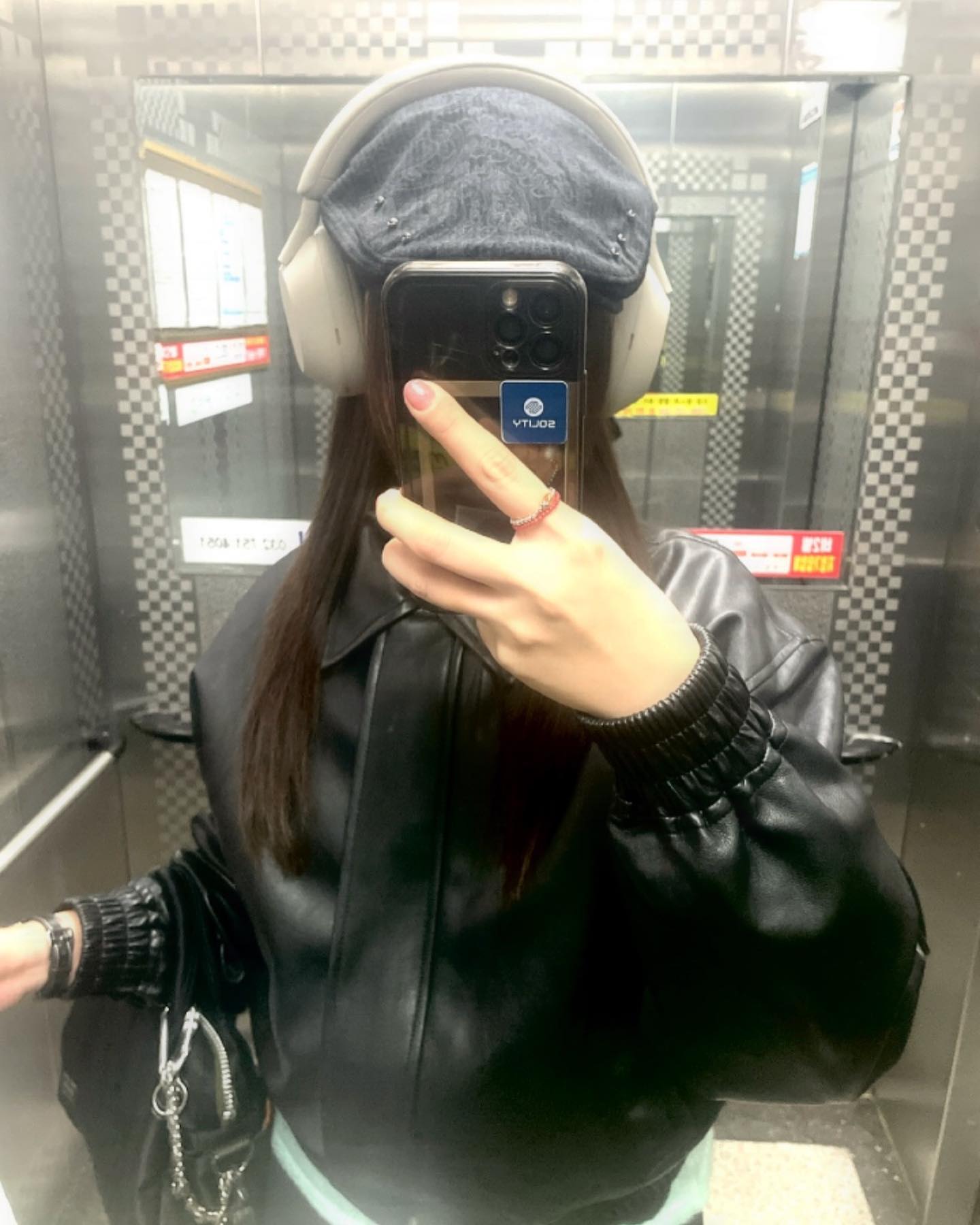 .
거울샷 이모저모☀︎

#머리스타일좀바꾸고싶네
#옷더얇아지기전에
#살도빼야되는데
