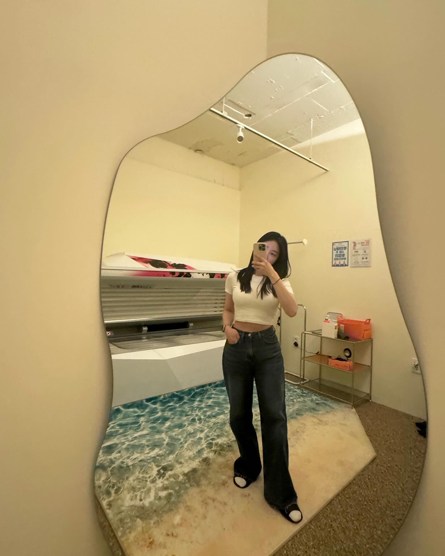검은 뒁? 흰 뒁??

난 뭐가 어울랴??!!!!

검은 뒁은 어색해서 조금 더 흰 뒁이가 되고자 화이트닝 태닝하고 왔오
잡티나 피부 탄력에 좋다는데 뭐든지 주기 맞춰서 꾸준히 해야지 효과가 있겠죠?? 

일단 처음인데 집에 와보니 컬러칩 한칸 정도 밝아진거같은건 기분탓인가? ㅋㅋㅋㅋㅋㅋㅋㅋ

태닝해본이들 조언 좀 주어요 🙏🏻😳

셀카는 어려워.... 돼지라 좀 지나면 바디췍 해볼께..요?

 #부산태닝 #사상태닝 #사상화이트태닝 #올탠태닝샵