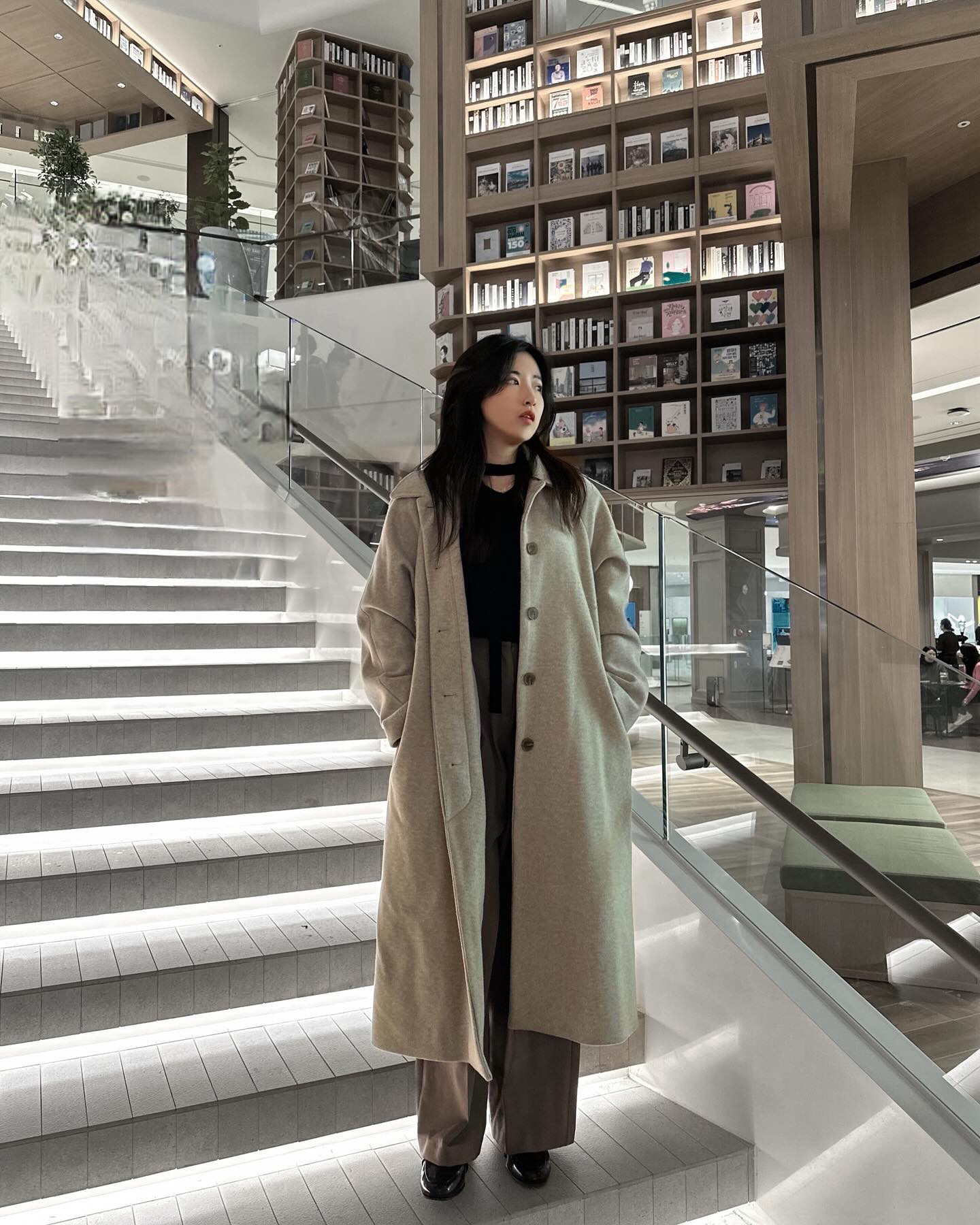 스타필드 눈치게임 성공 .ᐟ.ᐟ
.
.
.
.
.
.
.
제가 먹은 디저트는 
✅에스프레소 페어링 소프트 아이스크림9.3 이였지만
 바질맛 나는 아이스크림 한번쯤은 먹어봐도 후회 없는 맛이였고 ( 처음에 이게뭐지…? 하다가 그뒤론 맛있게 먹었음)
#이미커피 외에도 핫한 카페 아직 오픈 안한곳도 많아서 더 핫해 질거 같은 #수원스타필드 저는 평일에 다녀왔습니다 
오픈 초 보단 사람많이 없는거 같았지만 그래도 많았던 스타필드
#애견동반가능 해서 기여운 댕댕이들도 많이 봤고, 
다음에 올릴 바이닐은 웨이팅 걸 정도로 핫해서 기다렸지만 
주변에 옷가게도 있고 구경할게 많아서 좋았습니다😊